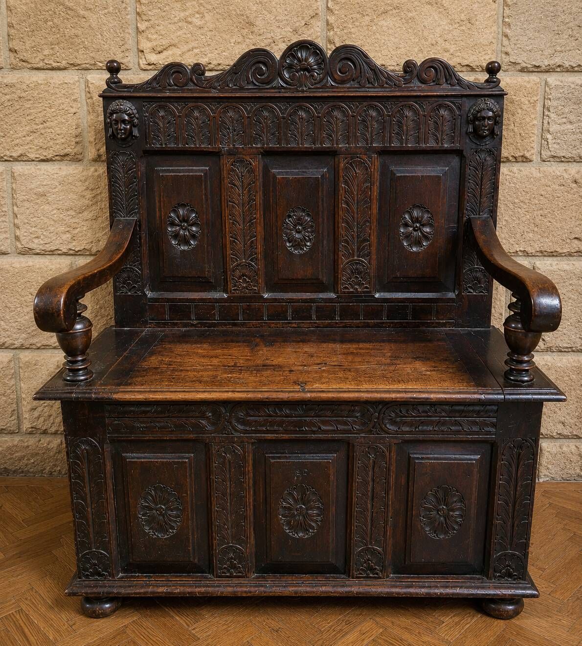 Banc coffre en bois richement sculpté – Style Renaissance – XIXe siècle