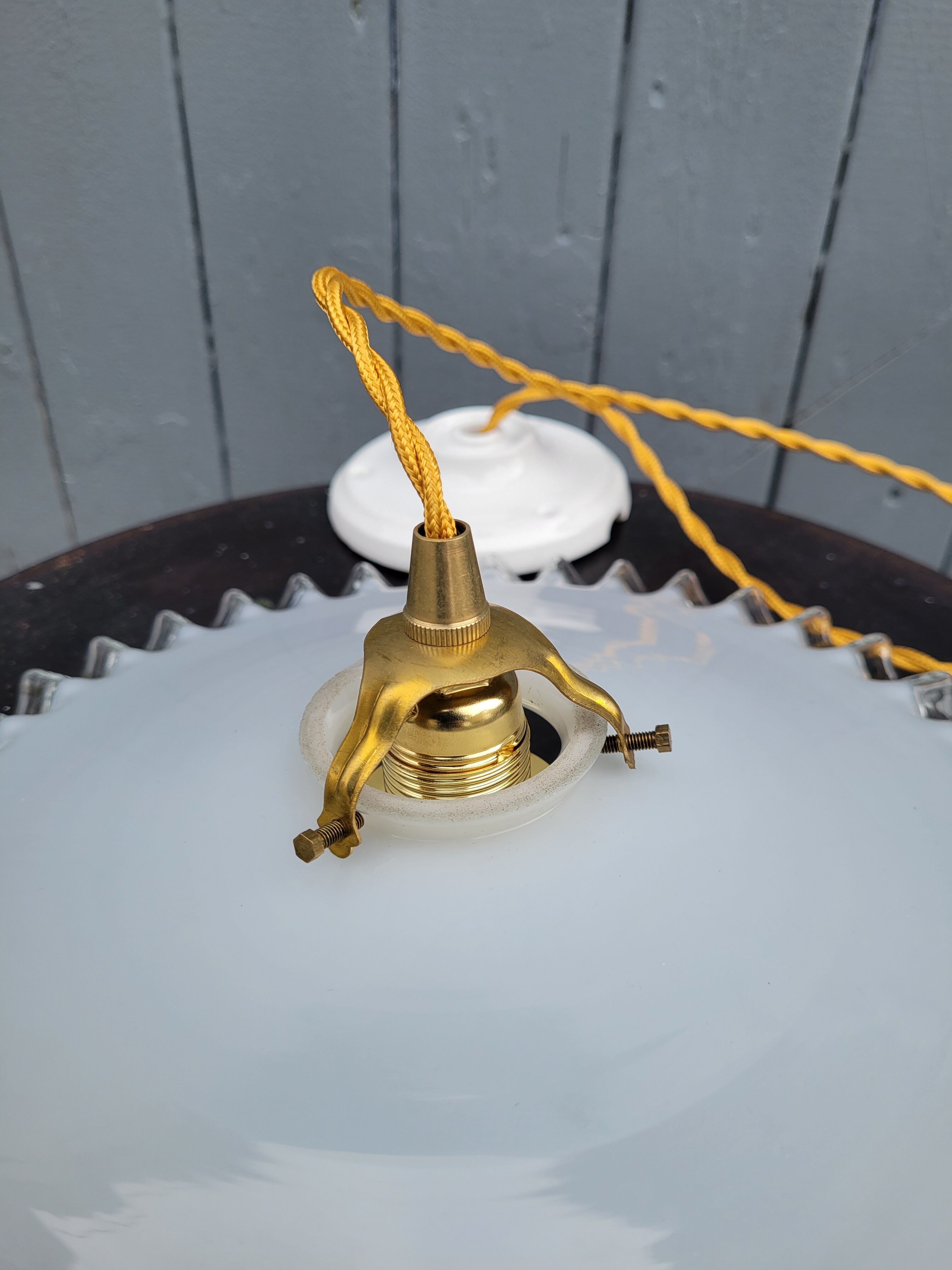 Serrated opaline suspension