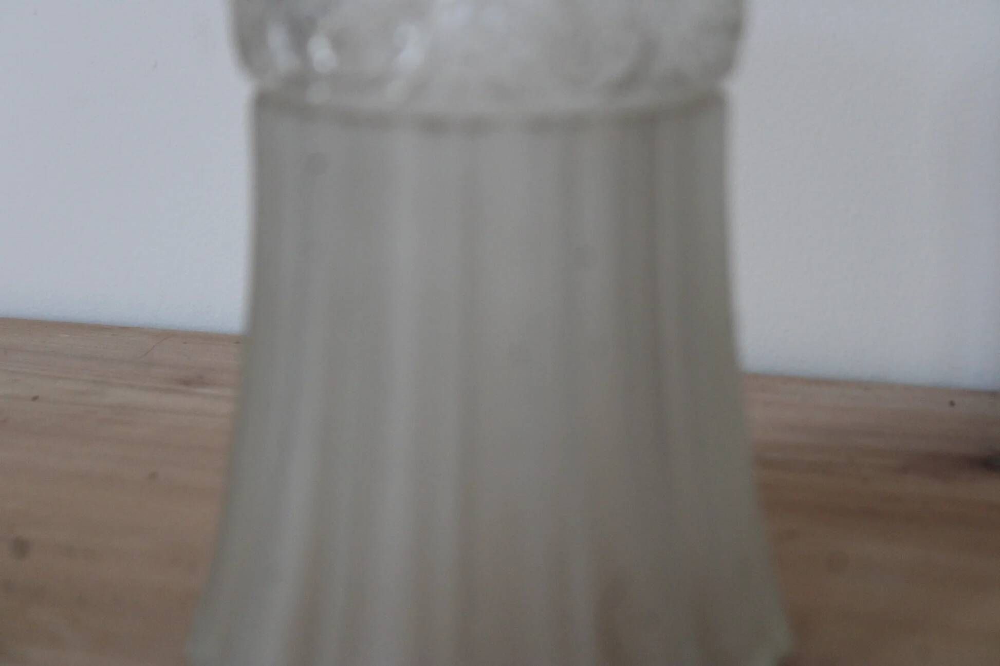 Old frosted glass lamp globe with fluted design – Raised rose decoration – H 14 cm