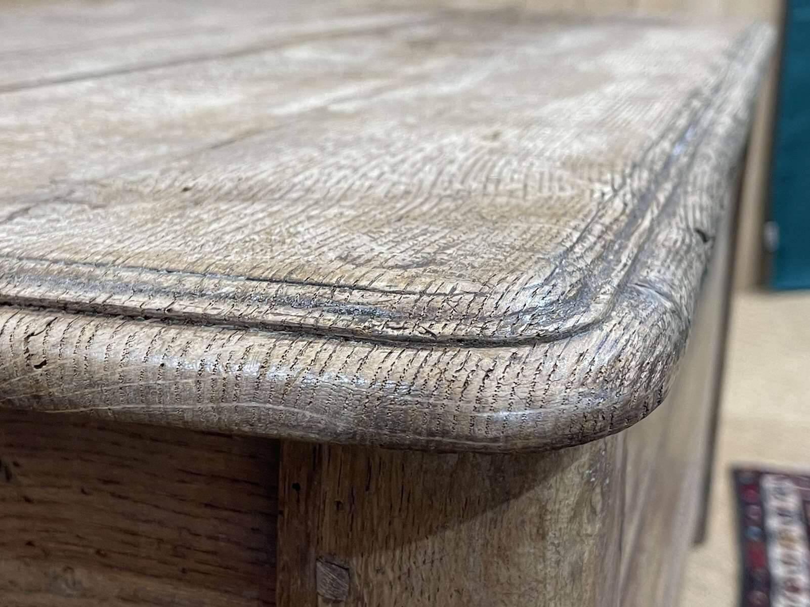 Banc coffre du  18ème en chêne brut - L=1m32, P=65cm, H=62cm.