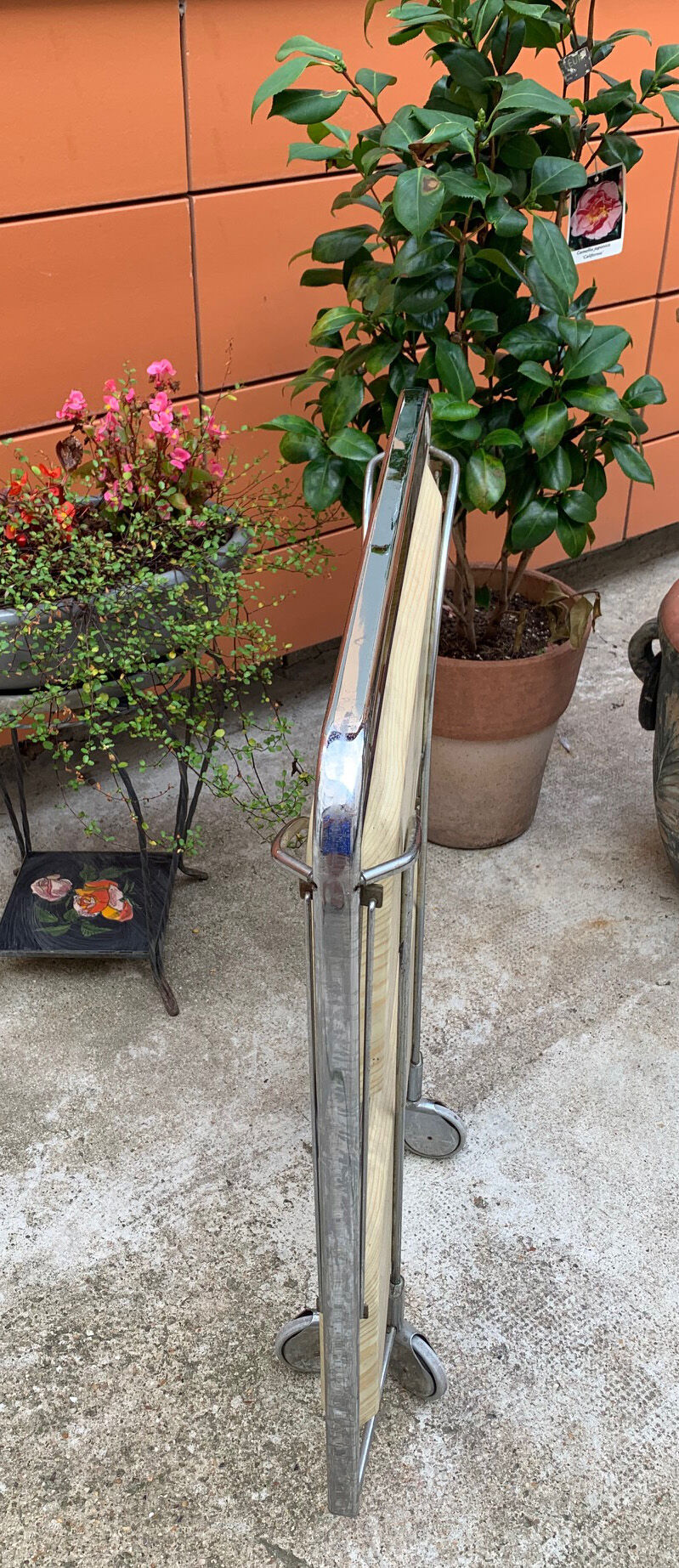 Folding travel service in vintage formica