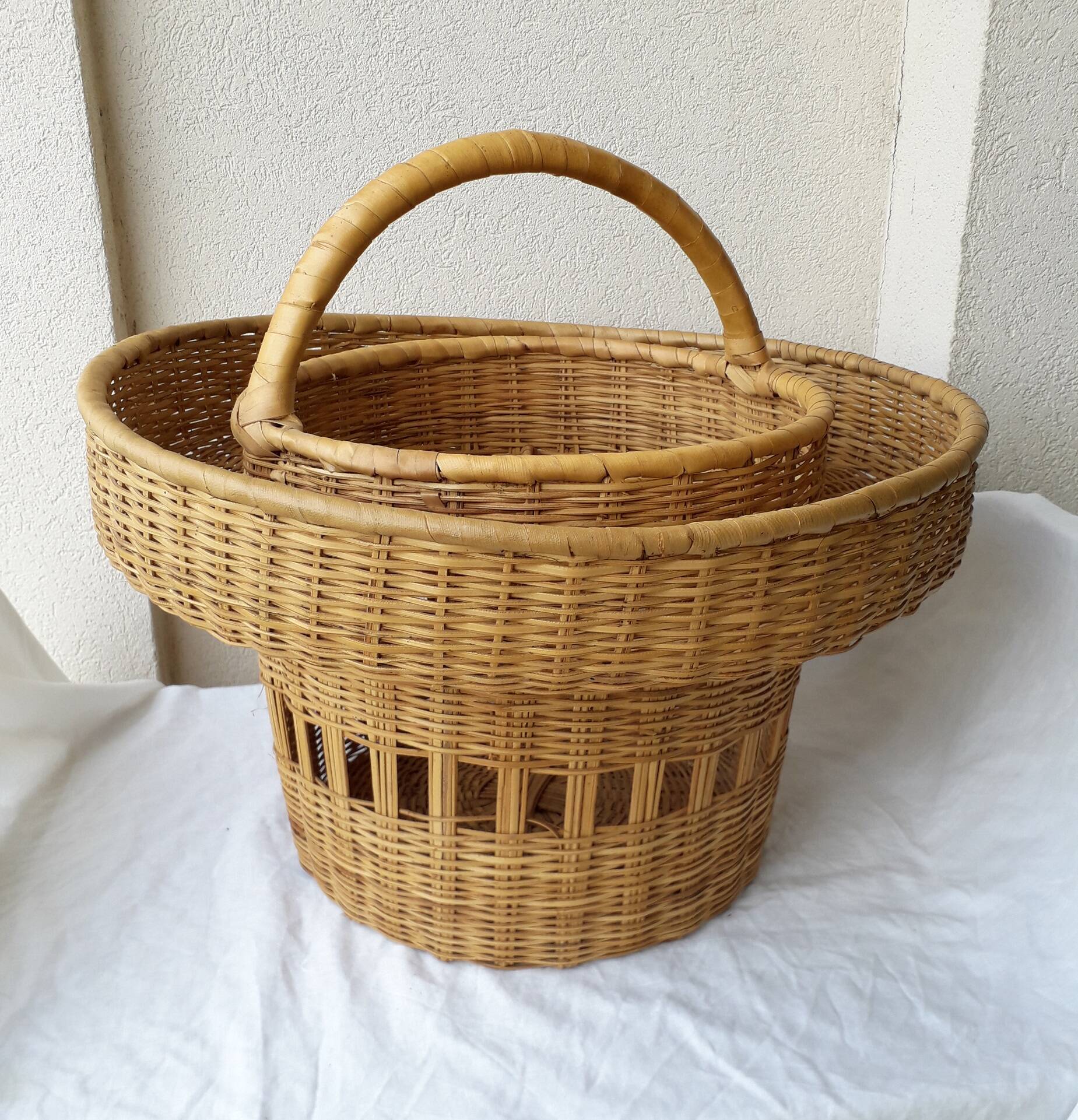 Wicker bottle holder basket