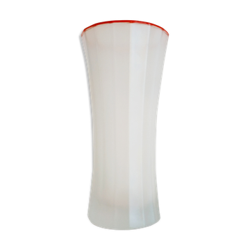 Vase en verre givré et bord rouge