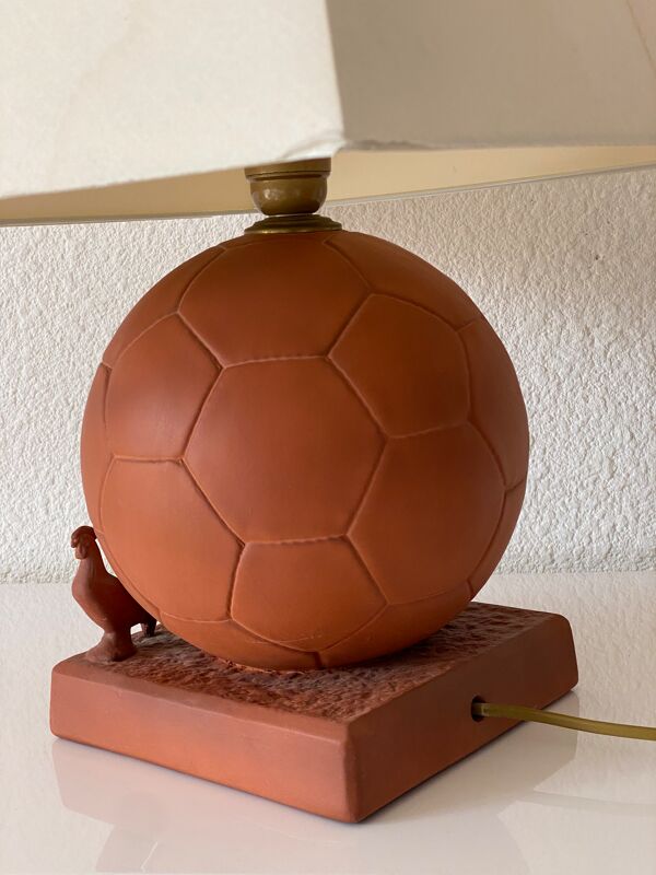 Lampe ballon de football et coq en terre cuite des années 80