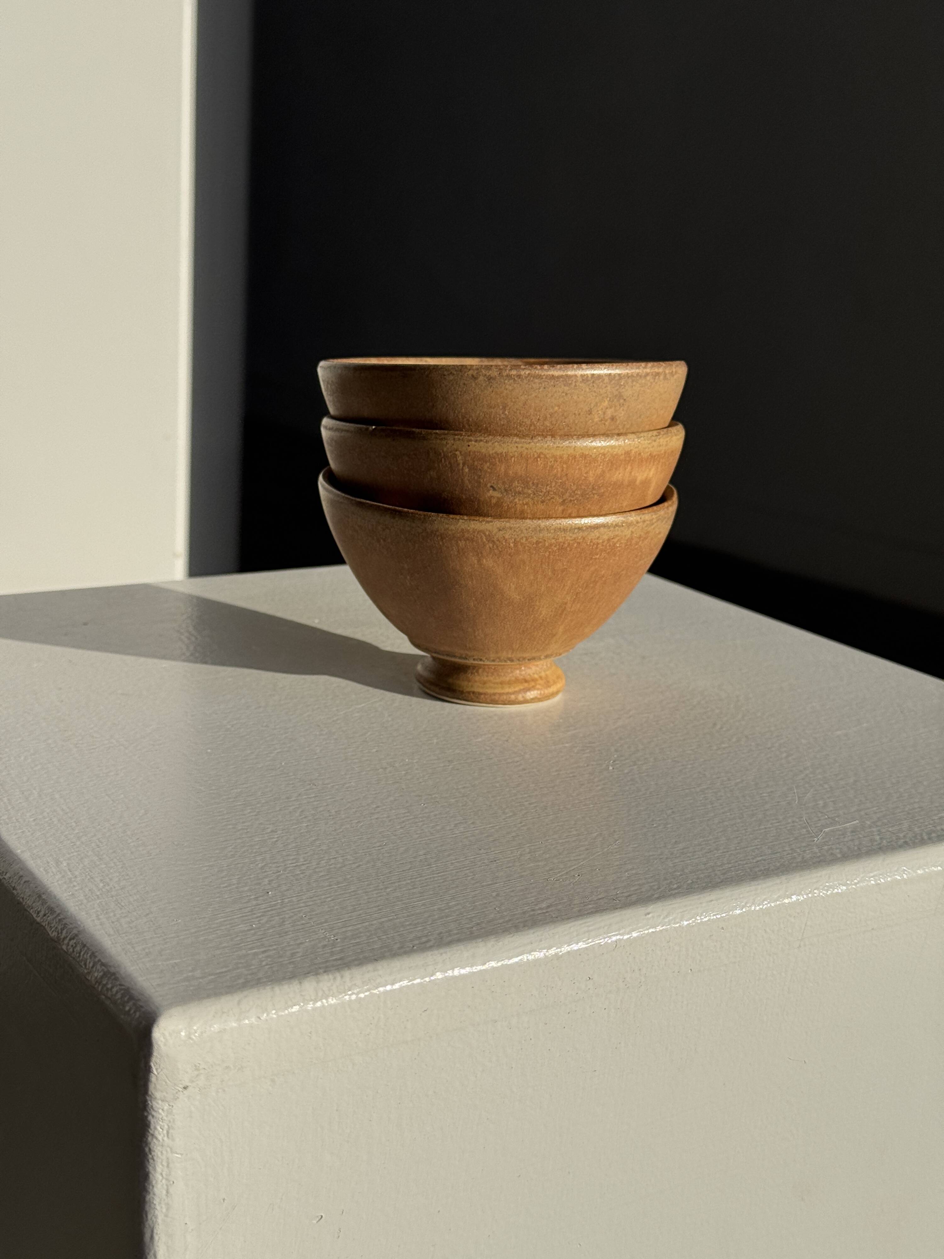 Set of 3 vintage mini bowls on foot, stoneware on pedestal H9 D10.