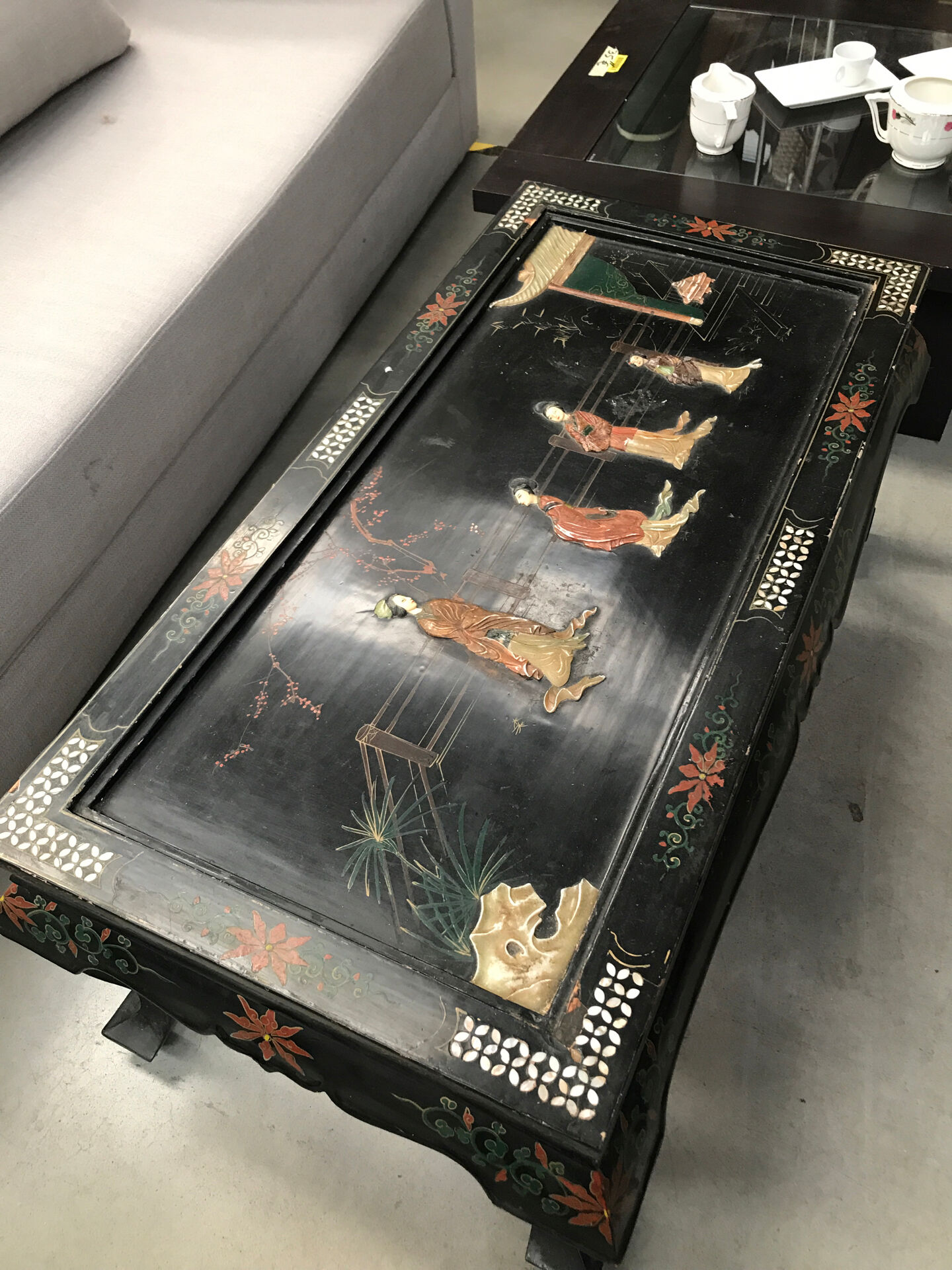 Table basse Chinoise avec sculpture et nacre