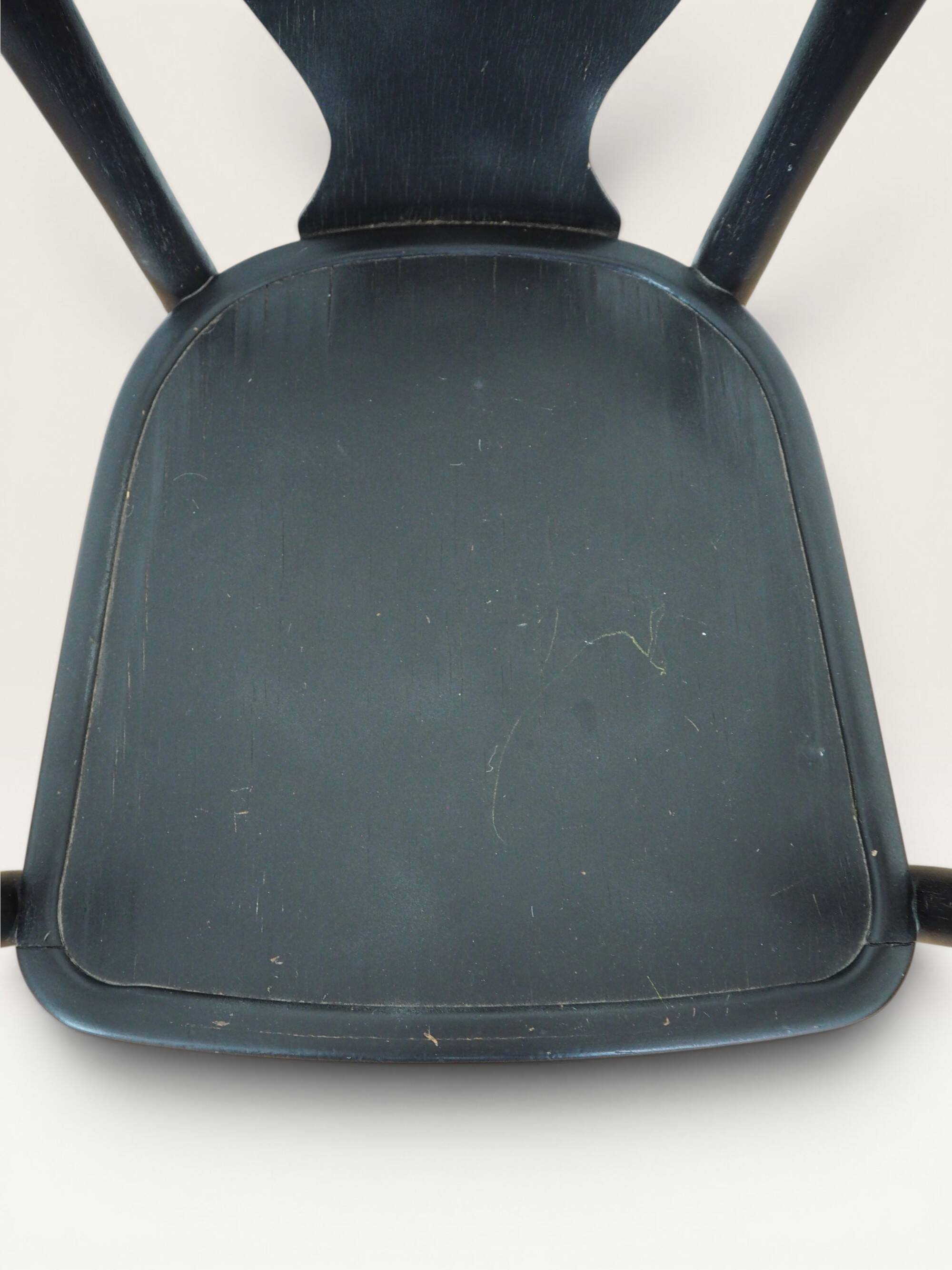 Curved black lacquered wooden armchair in Thonet style