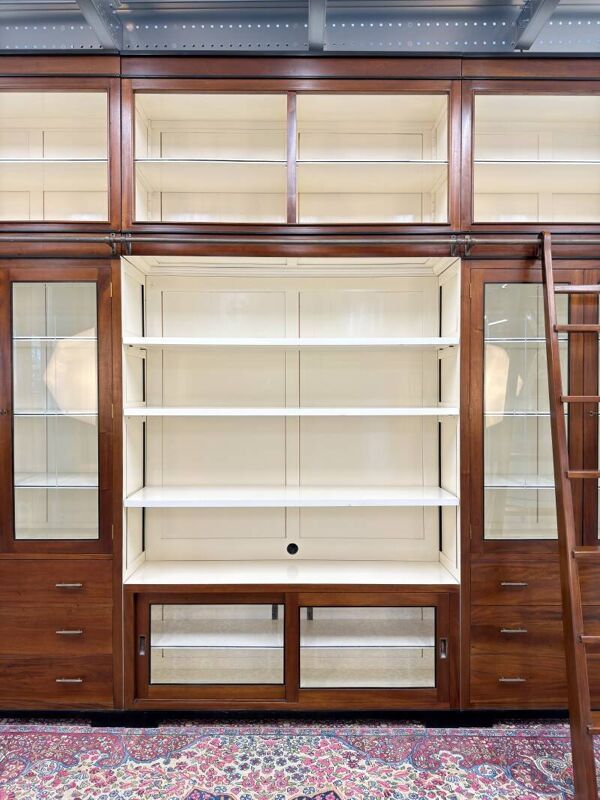 Grande bibliothèque en bois Art Déco anglais classique