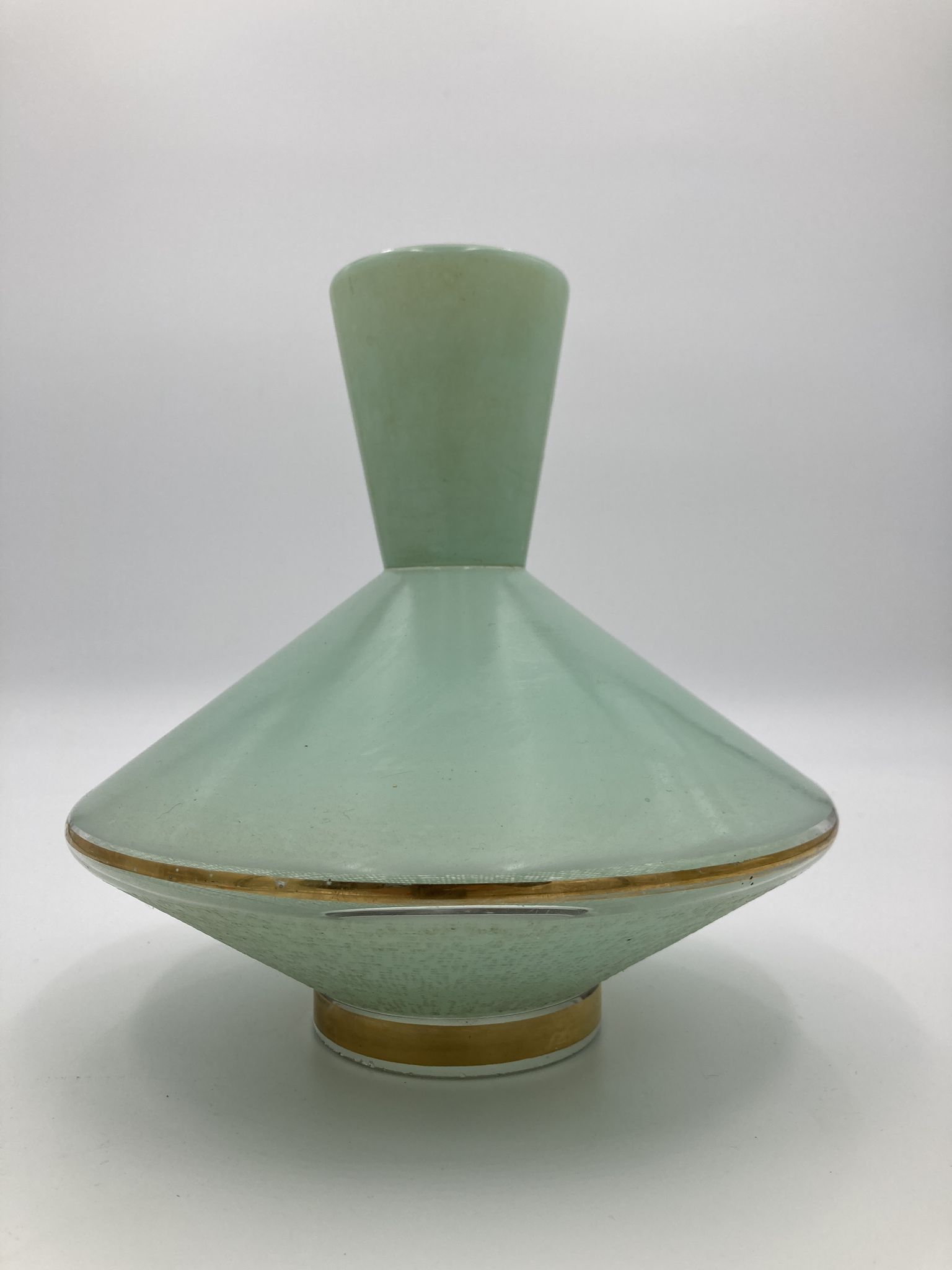 Green and gold saucer suspension