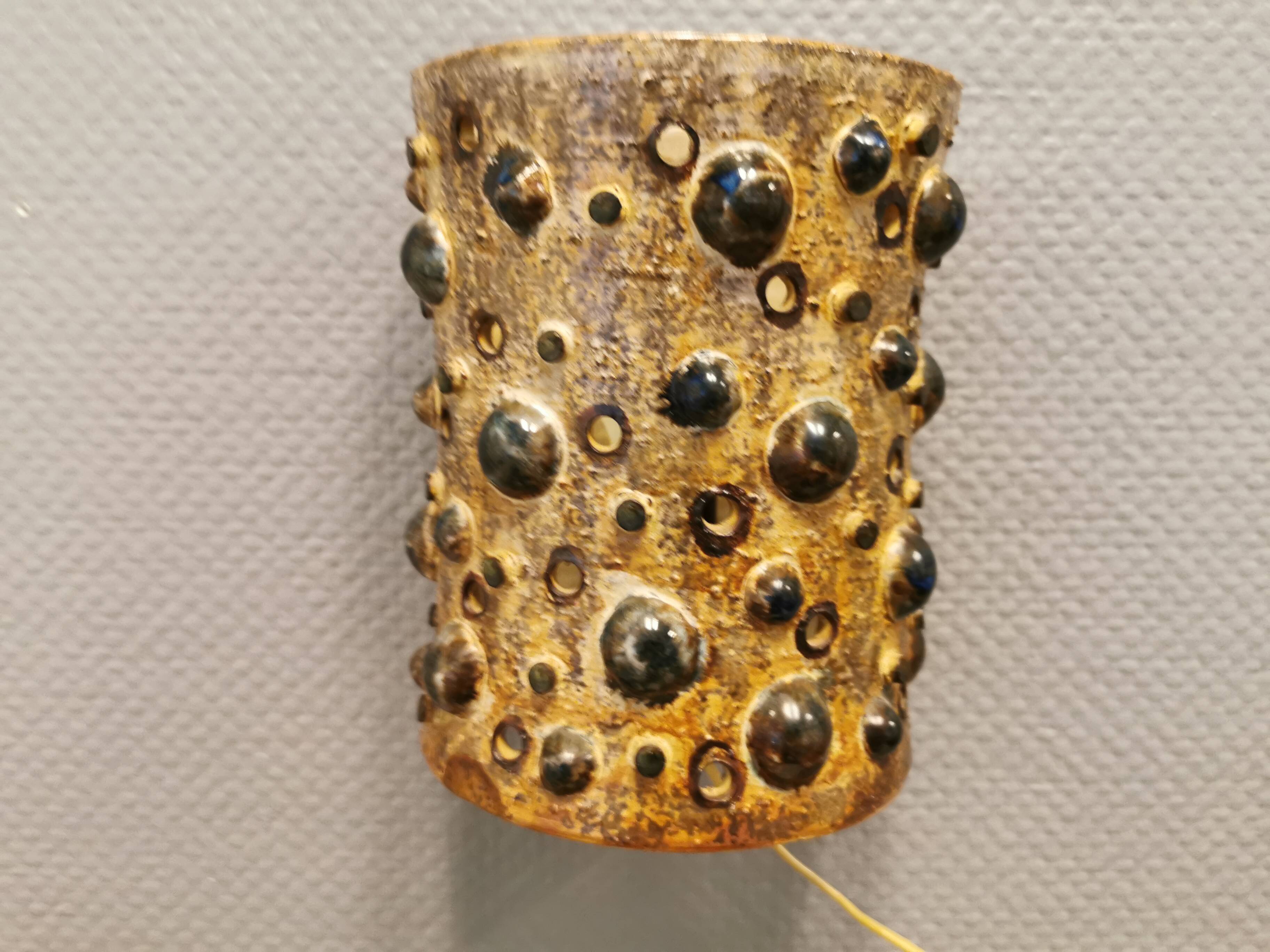 Ceramic wall light, designed by Jette Hellerøe for Axella Denmark, 1960s.