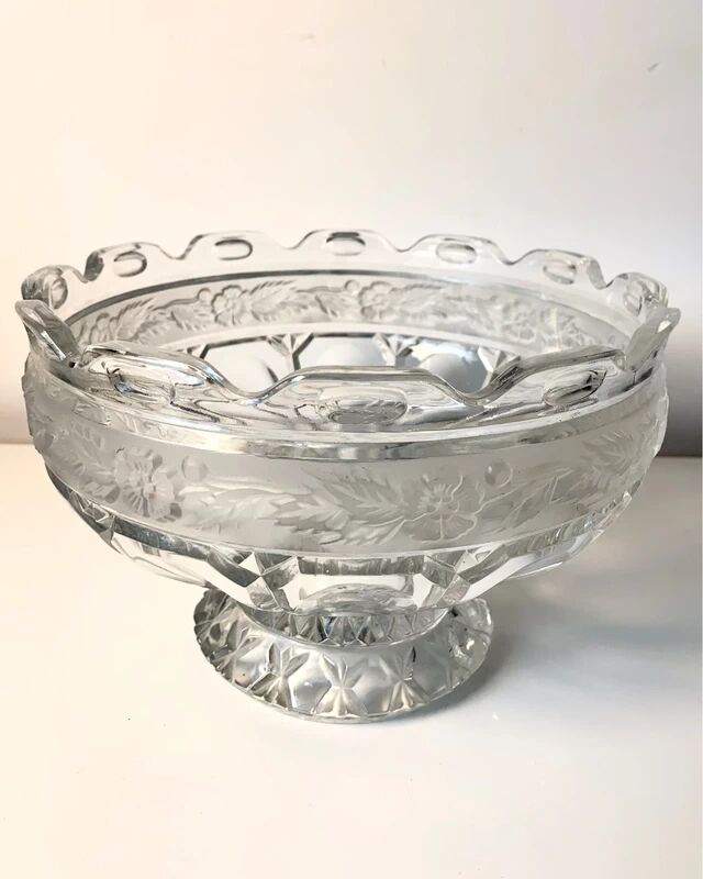 Cut and engraved crystal footed bowl, floral decoration – classic style / centrepiece - 20th century