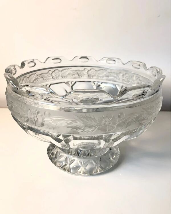 Coupe sur pied en cristal taillé et gravé, décor floral – style classique / centre de table - XXème