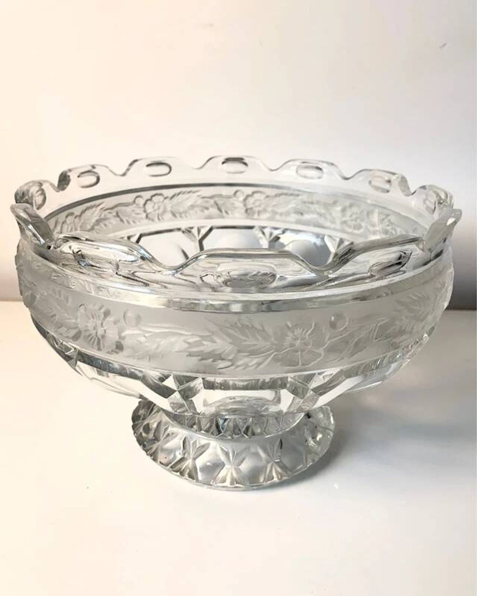 Cut and engraved crystal footed bowl, floral decoration – classic style / centrepiece - 20th century
