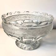 Cut and engraved crystal footed bowl, floral decoration – classic style / centrepiece - 20th century