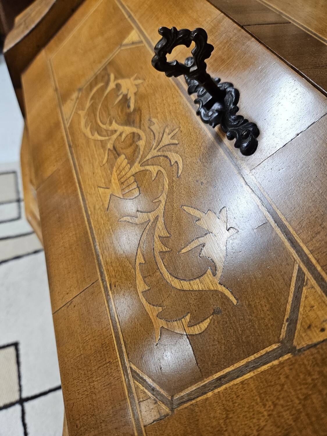 Scrétaire commode galbé marqueté