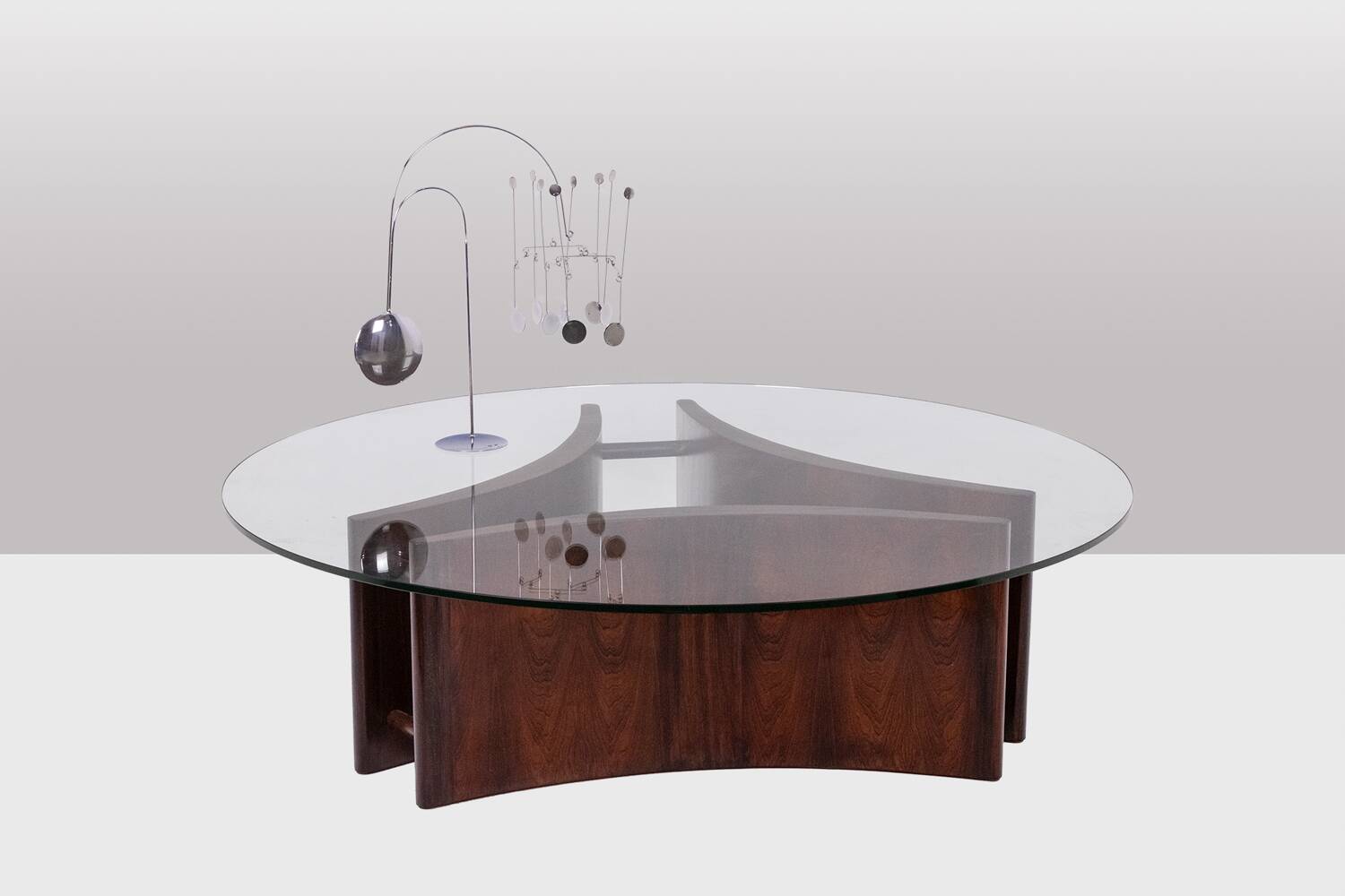 Table basse en palissandre, de forme concave. Années 1970.