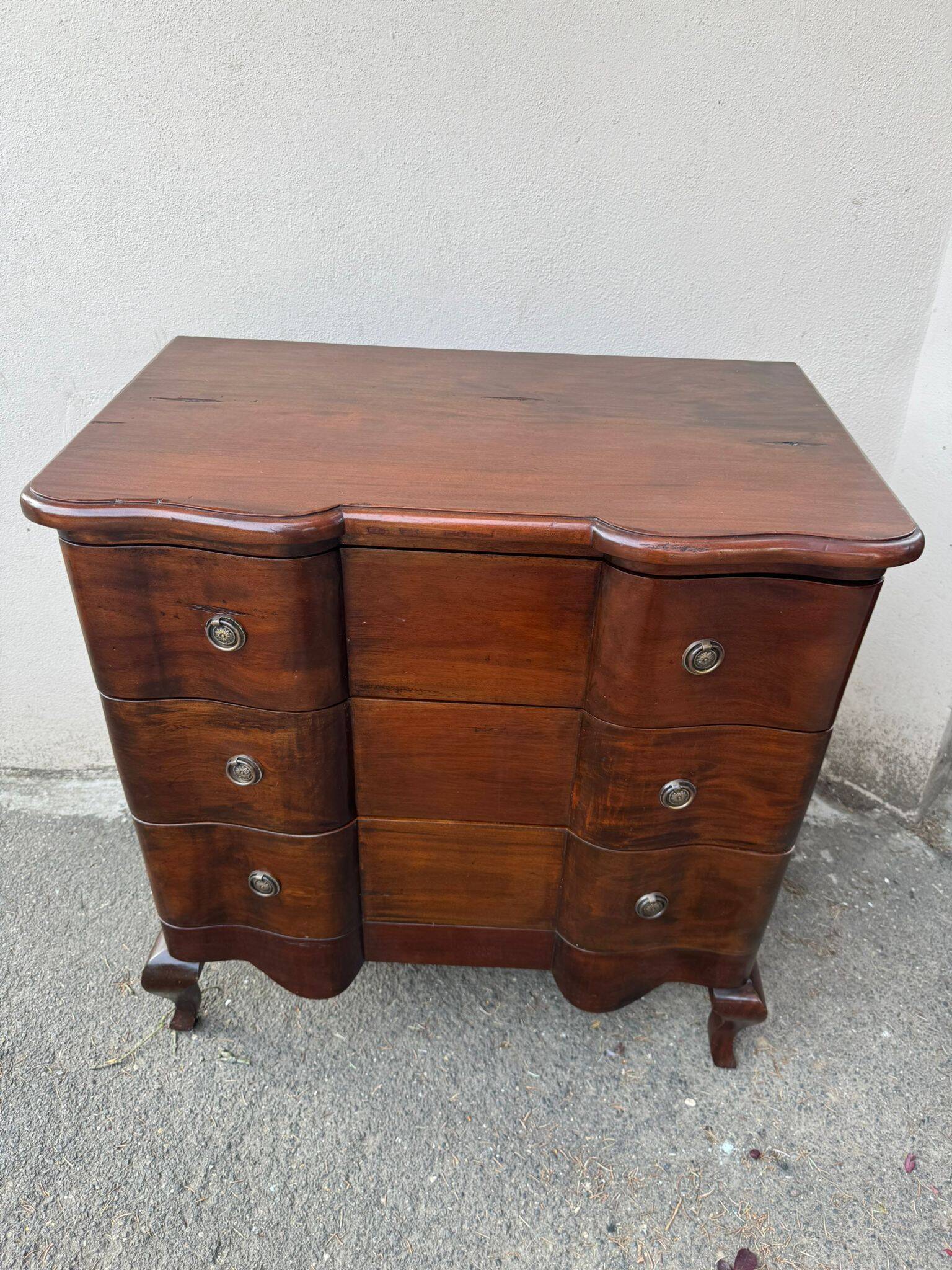 Commode sauteuse galbée style Louis XV