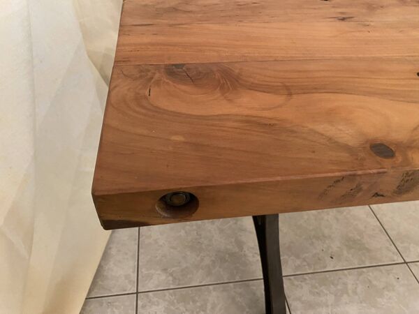 Grande table à manger de style industriel