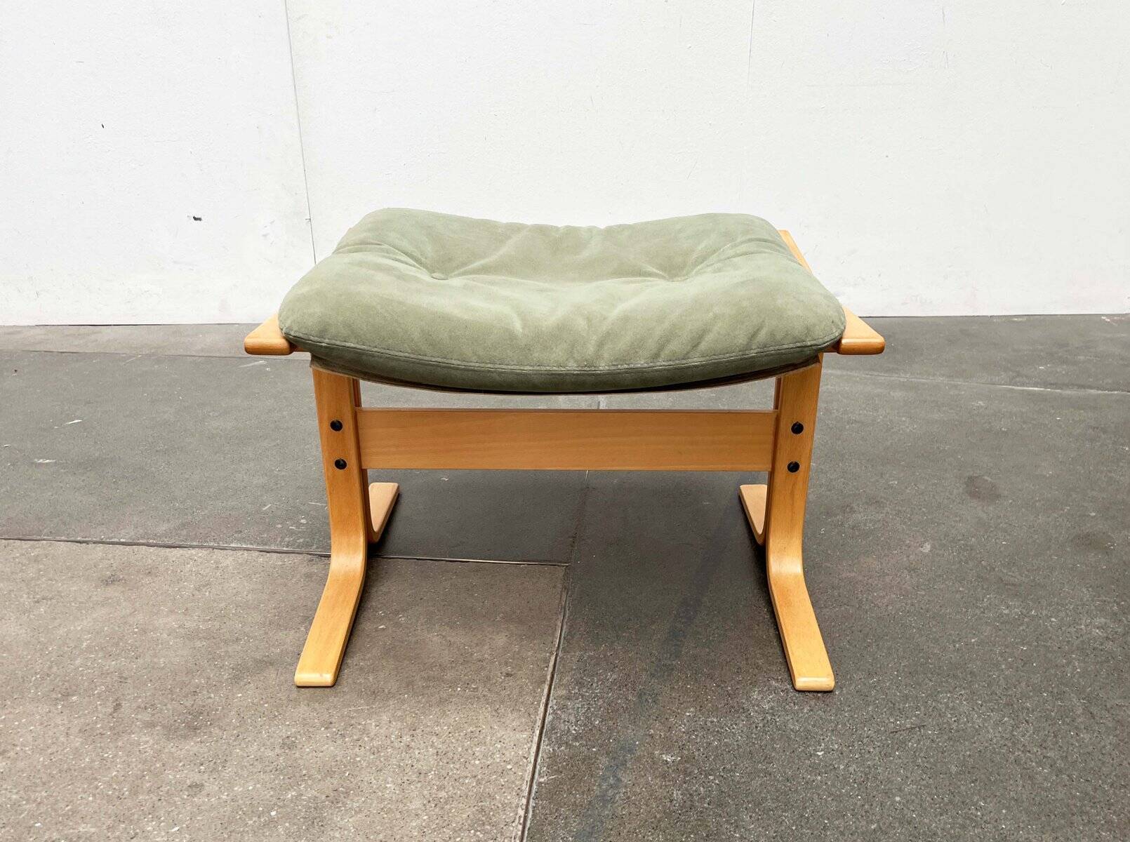 Mid-century Norwegian Siesta pouf in nubuck leather by Ingmar Relling for Westnofa, 1960s.