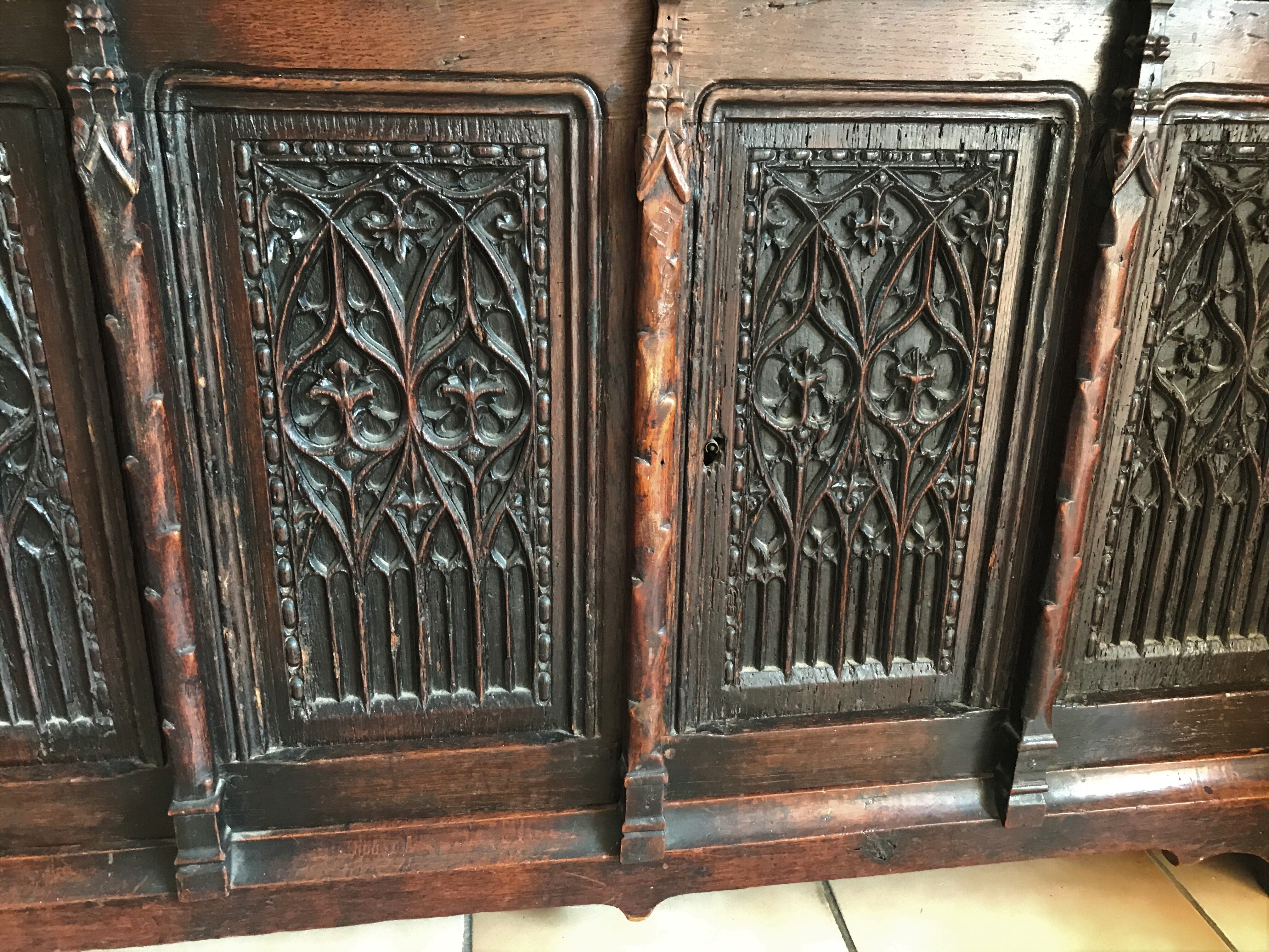 Vaisselier Gothic style