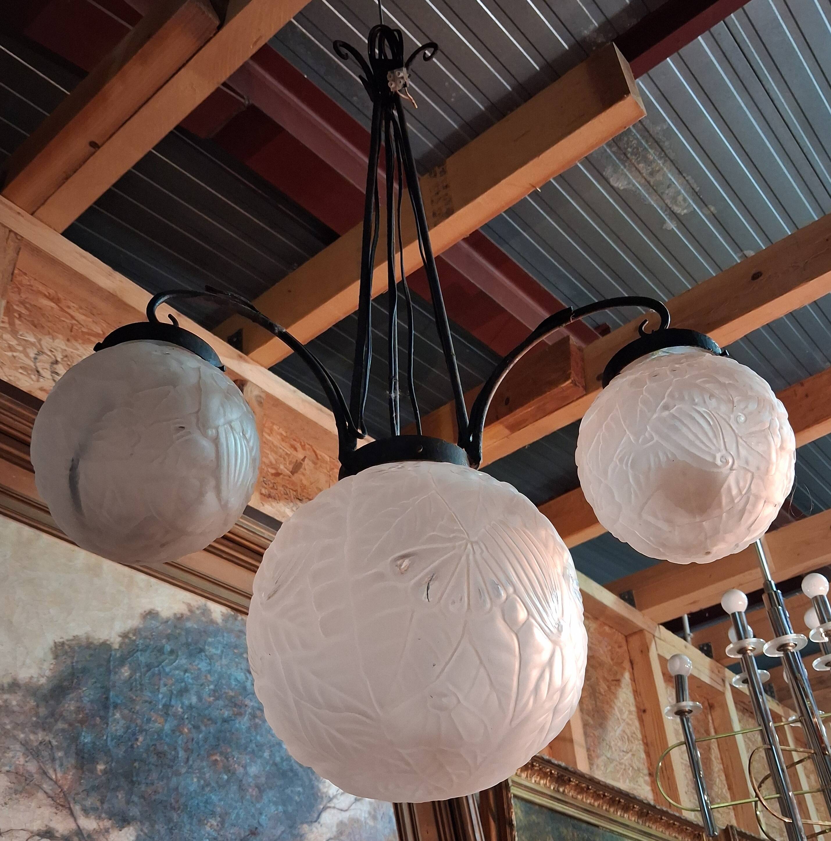 According to Muller: Art Deco chandelier with four lights.