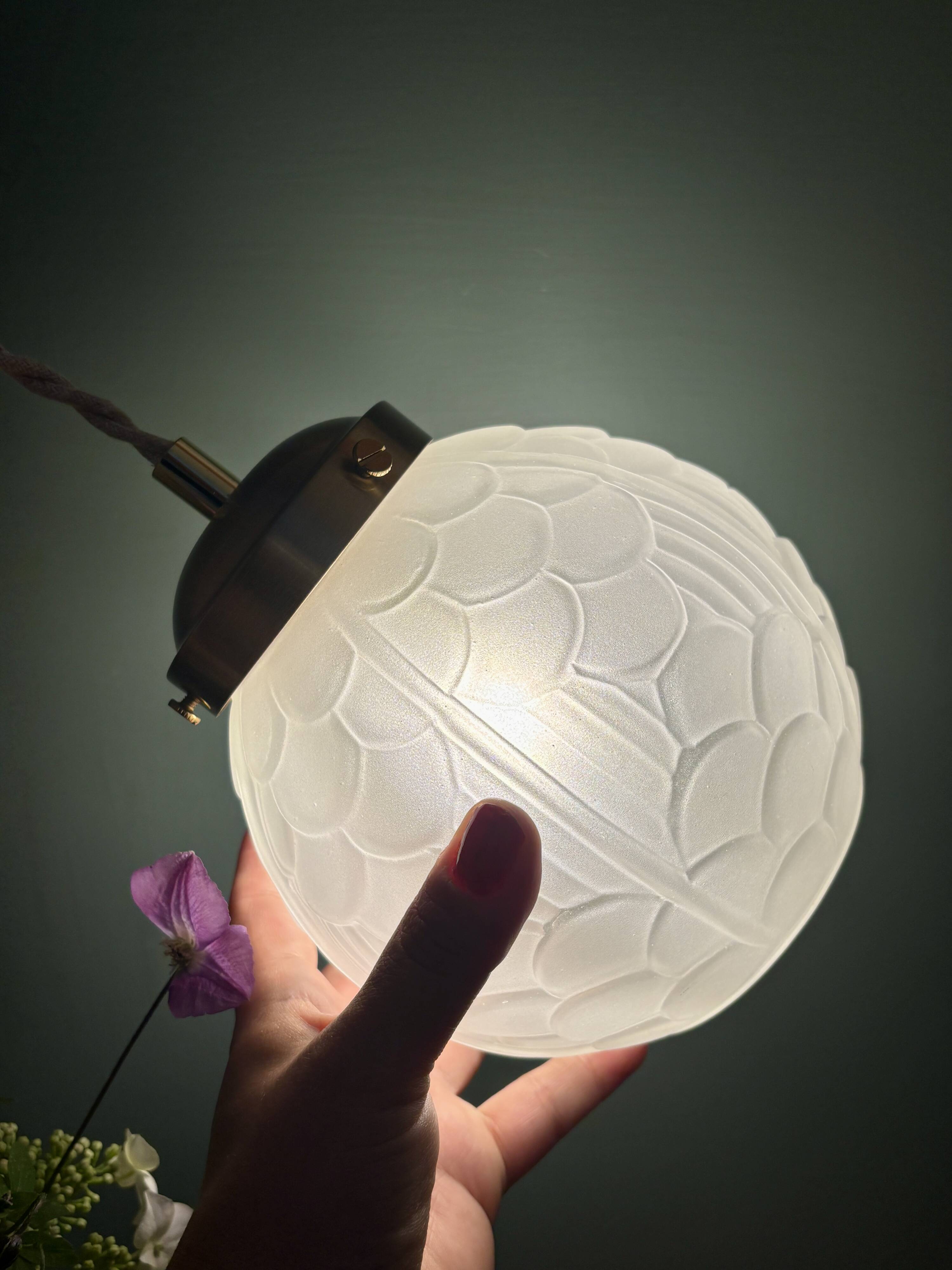 Suspension globe vintage art déco en verre dépoli