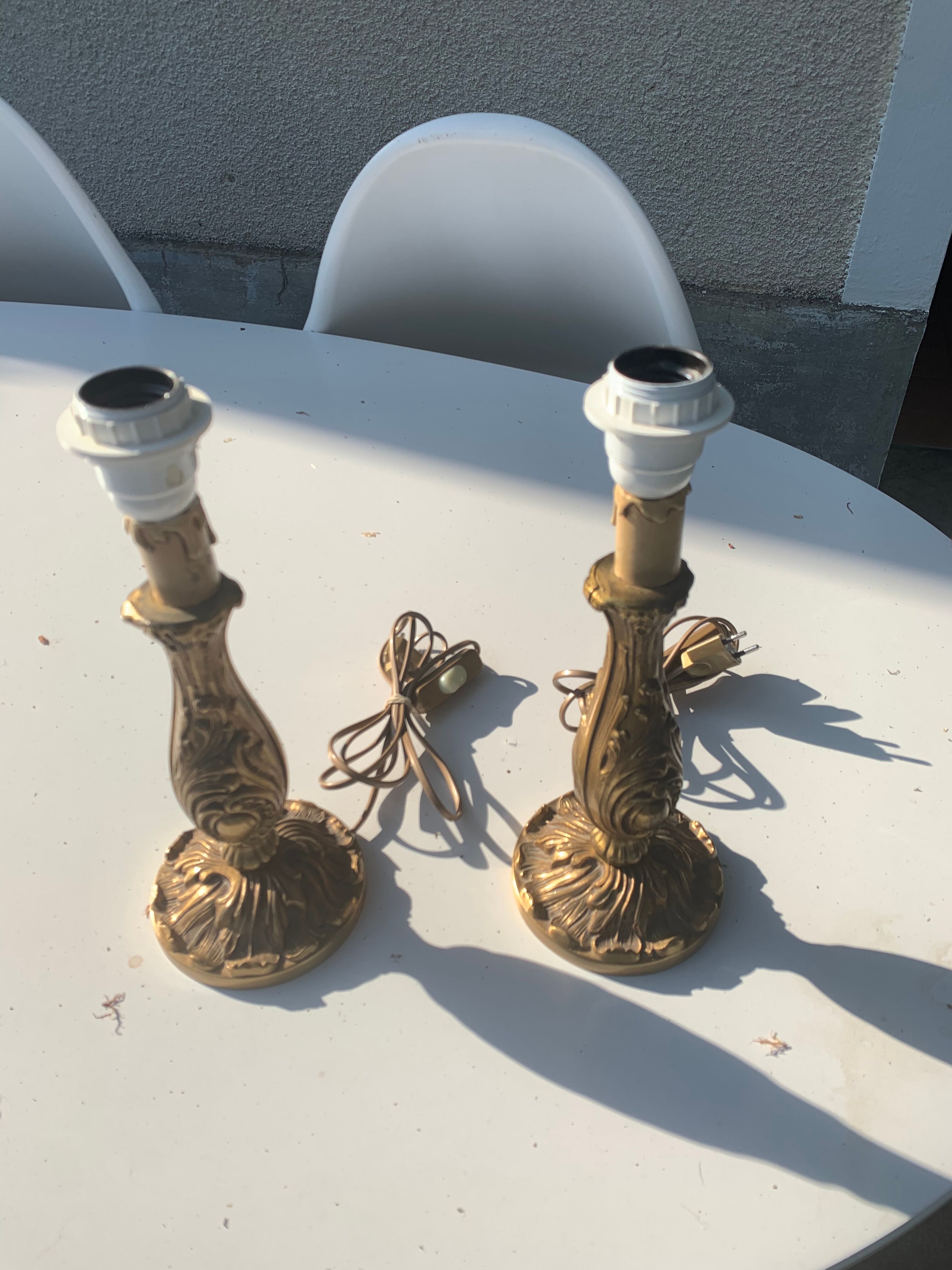 Pair of table lamps in chiseled brass vintage foliage pattern