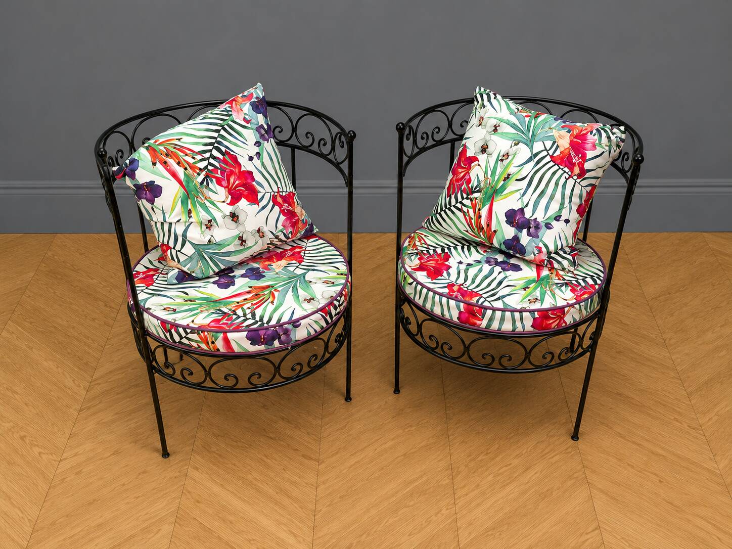 Paire de fauteuils Vintage en fer forgé avec coussins a motifs tropicaux