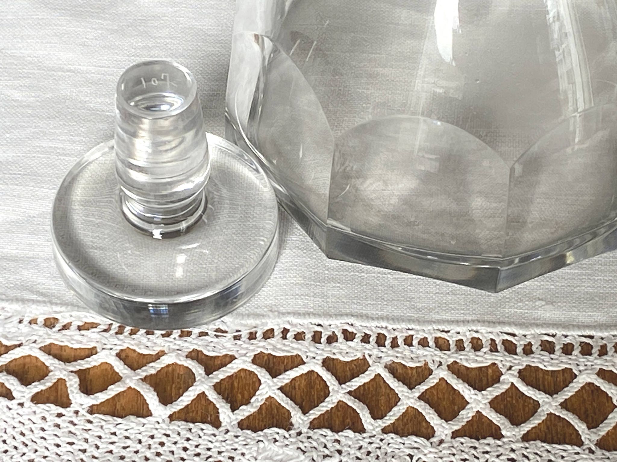 Cut glass liqueur carafe with flat sides, signed Baccarat.