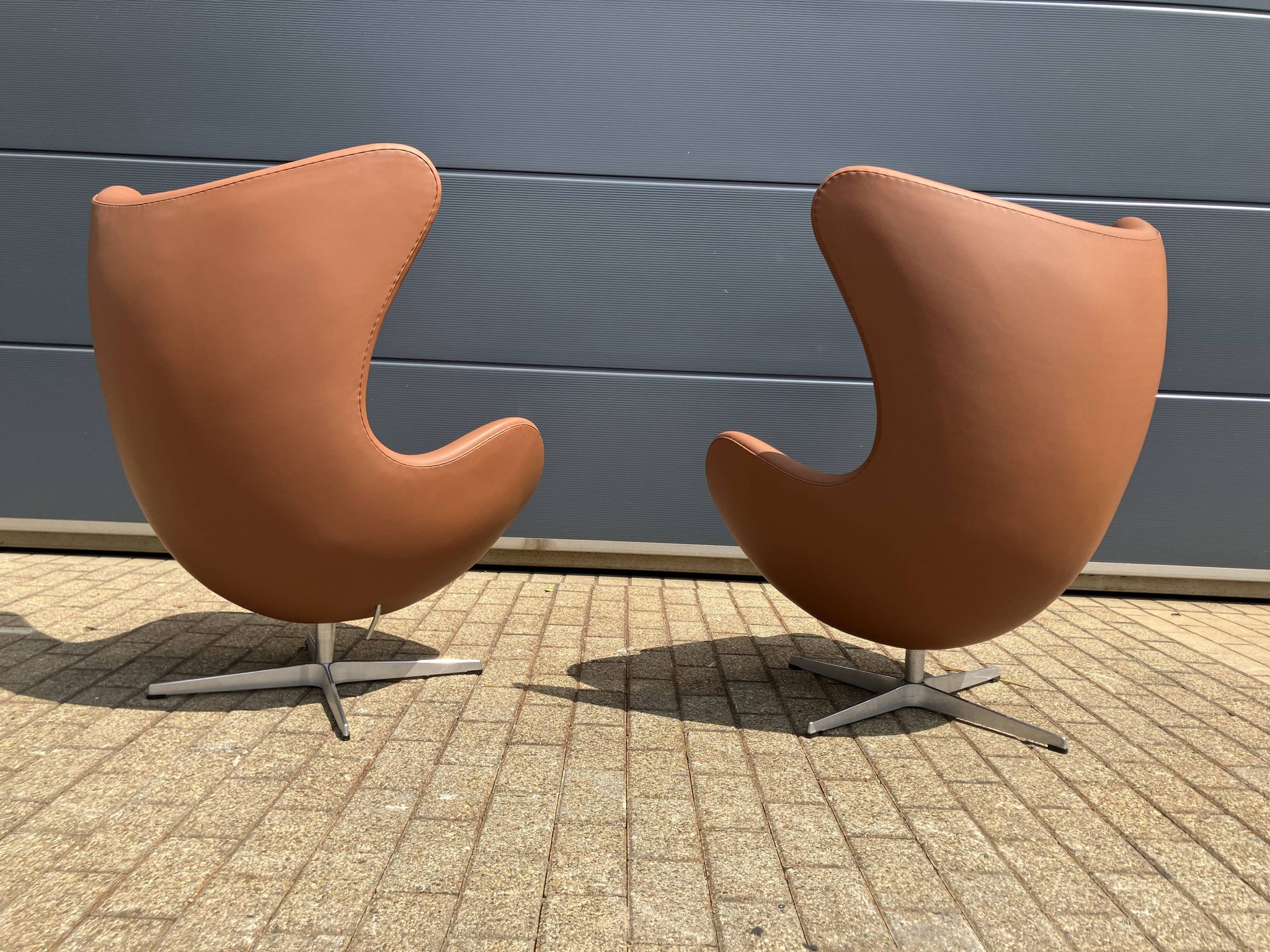 2x Fritz Hansen Egg Chair +1x Ottoman in Cognac leather NIEUW!!