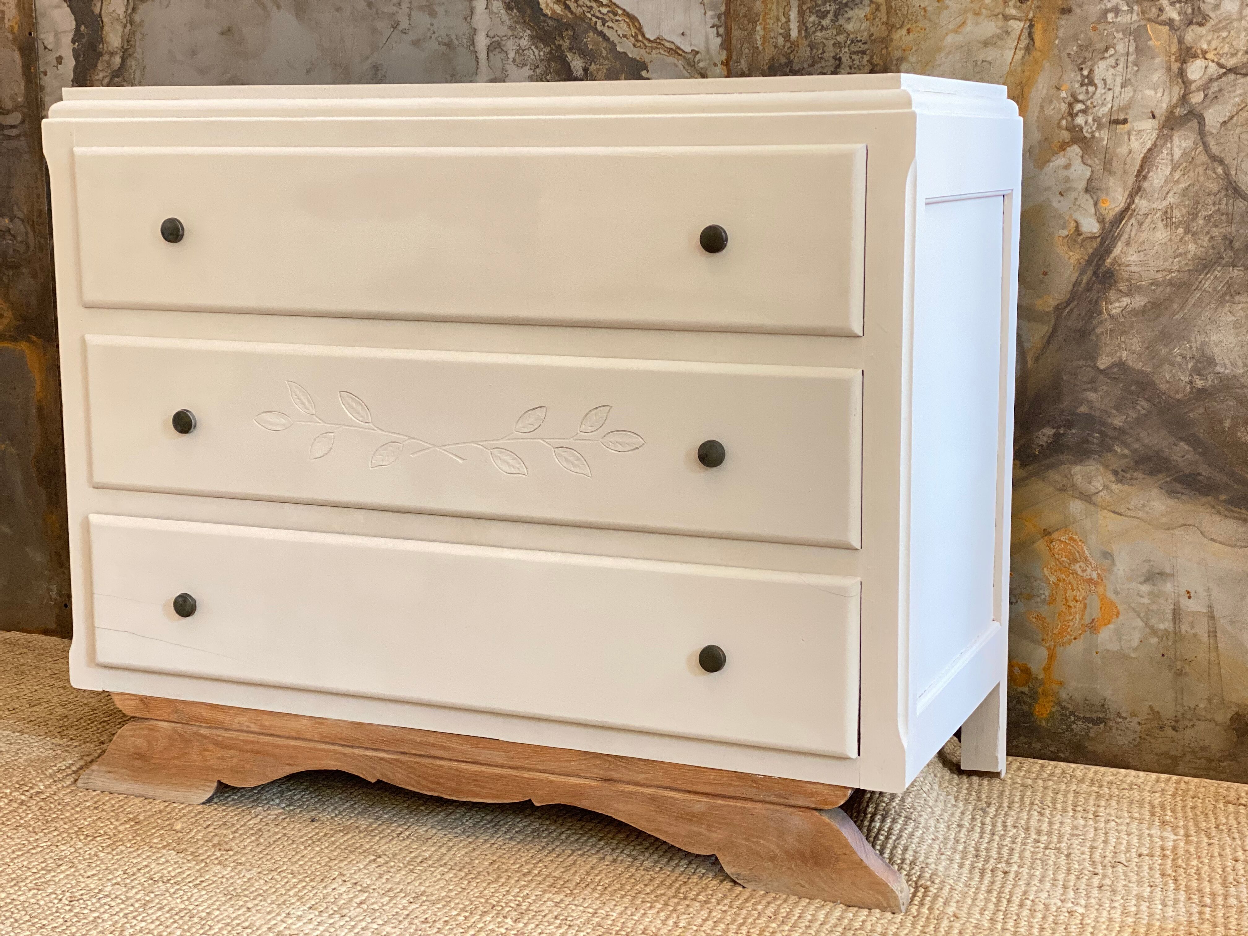 Chest of drawers in oak feet mustache