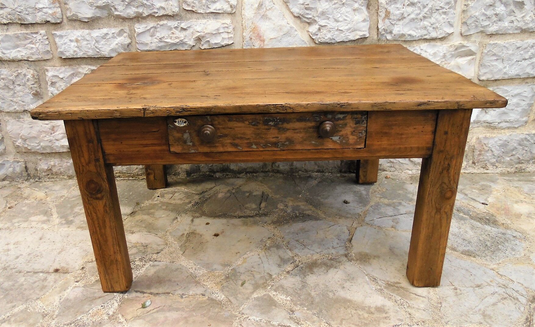 Ancienne table basse en bois avec tiroir central