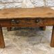 Ancienne table basse en bois avec tiroir central