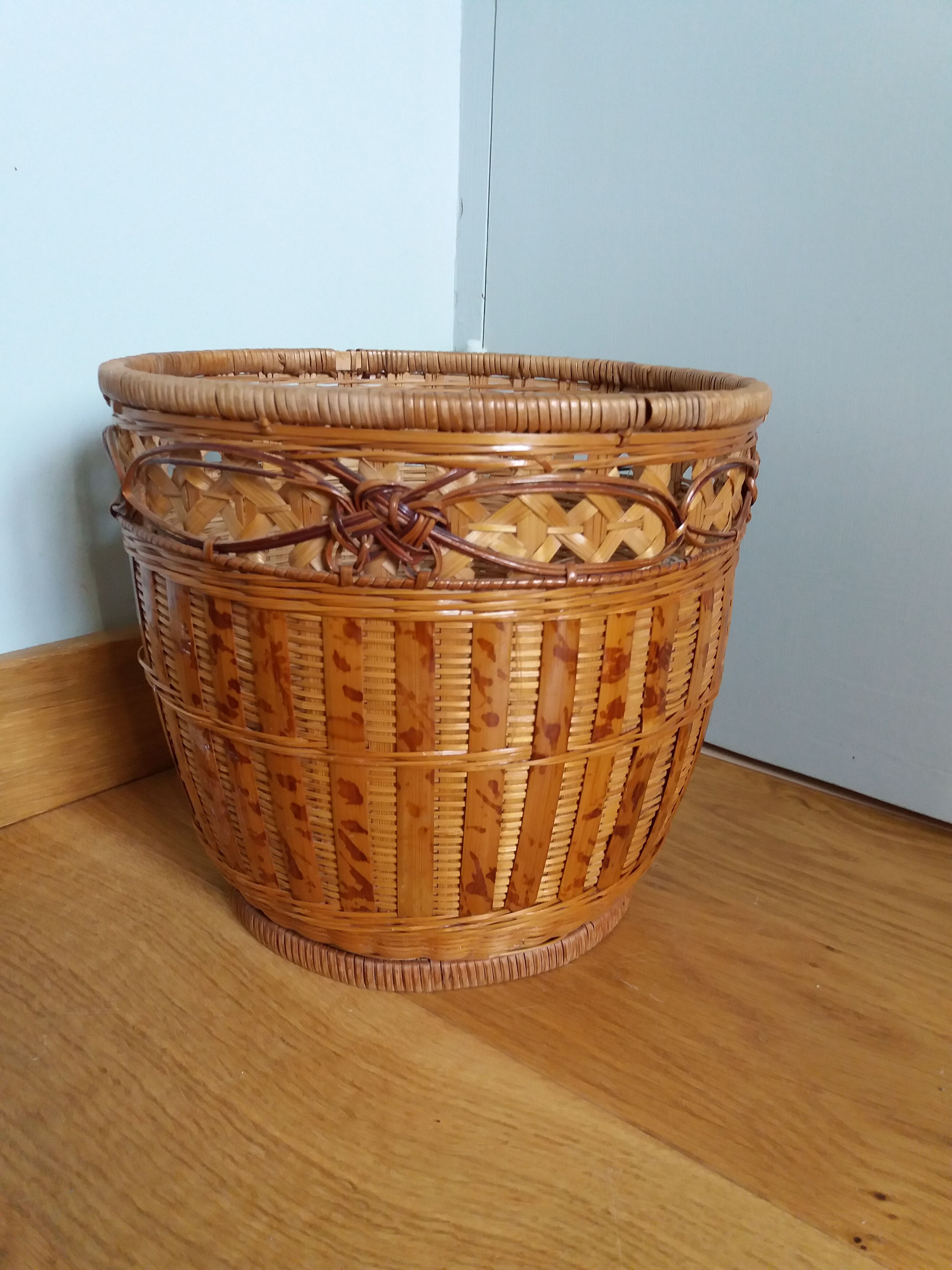 Basket paper in rattan and wicker
