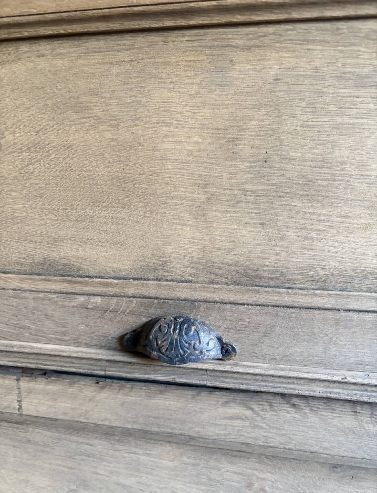 Ancien meuble à clapets en chêne