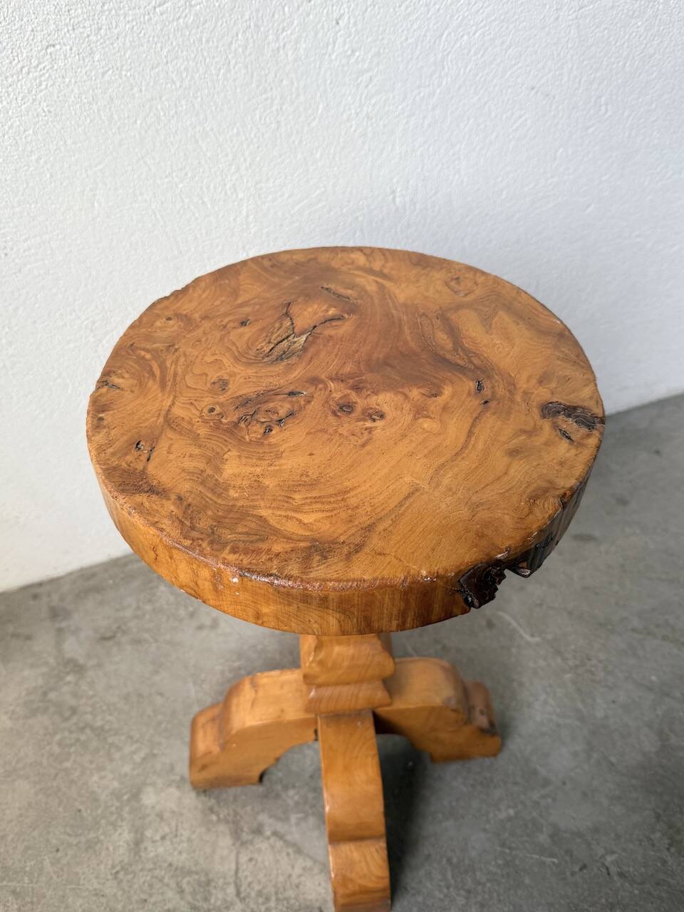 Tabouret artisanal en orme, art populaire