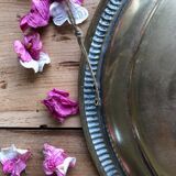Oval tray in chiseled brass