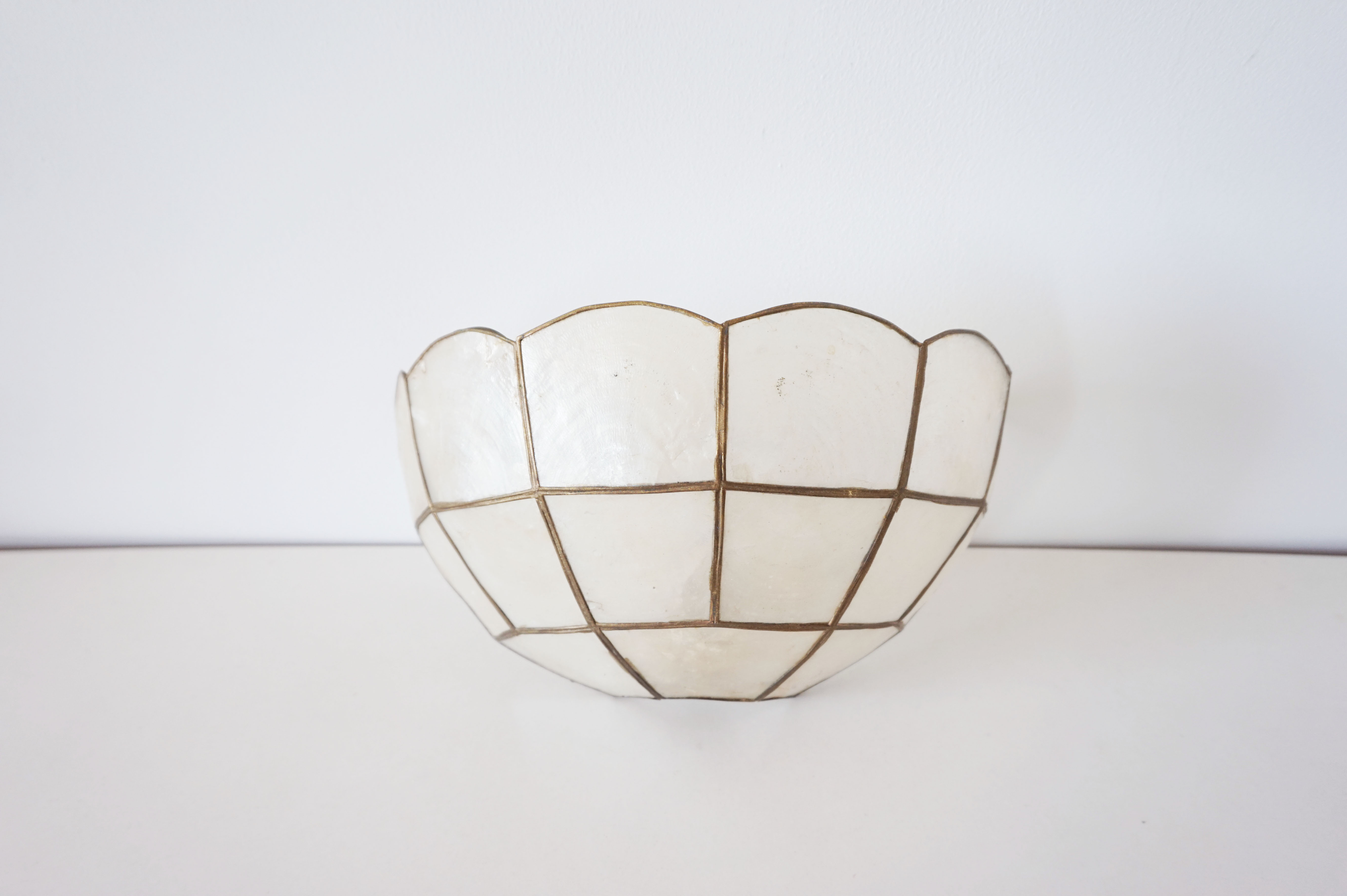 Mother-of-pearl shell shape wall lamp