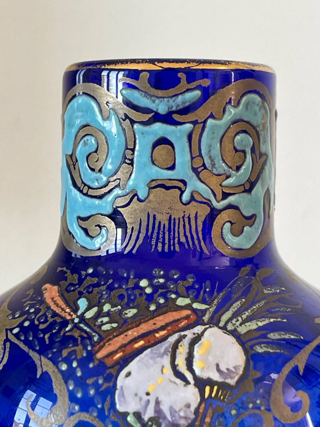 Vase en verre émaillé Art Nouveau.