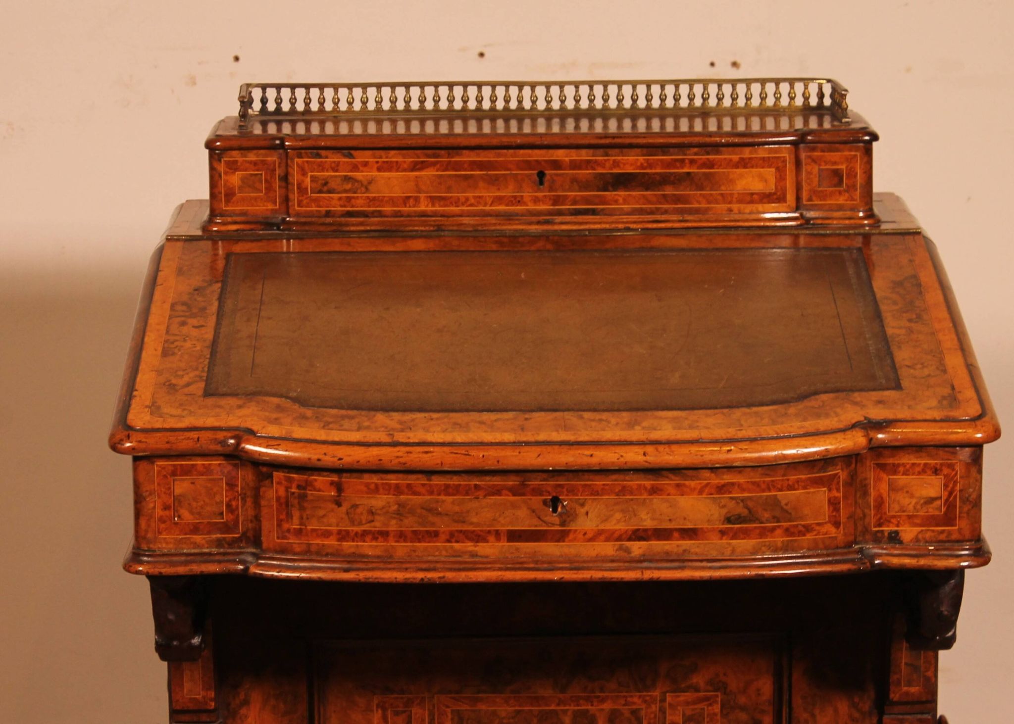 Davenport desk in burr walnut and inlays from the first part of