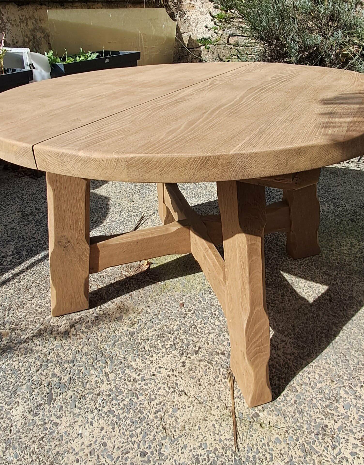 Brutalist round dining table in solid oak by De Puydt – Extendable 120/200