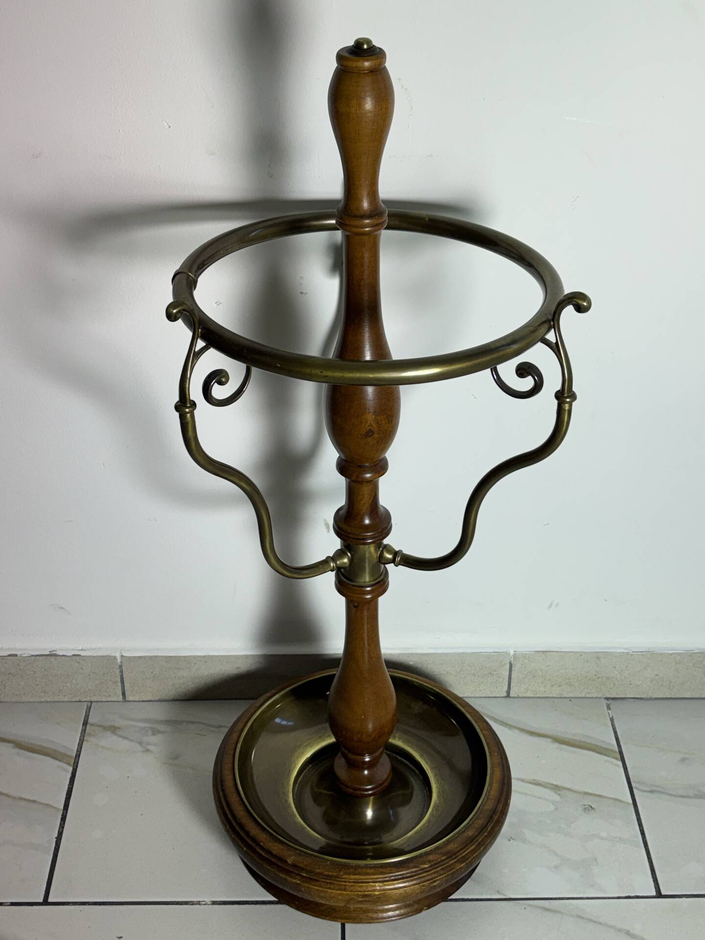 Umbrella stand and English-style wooden and brass canes, 20th century.