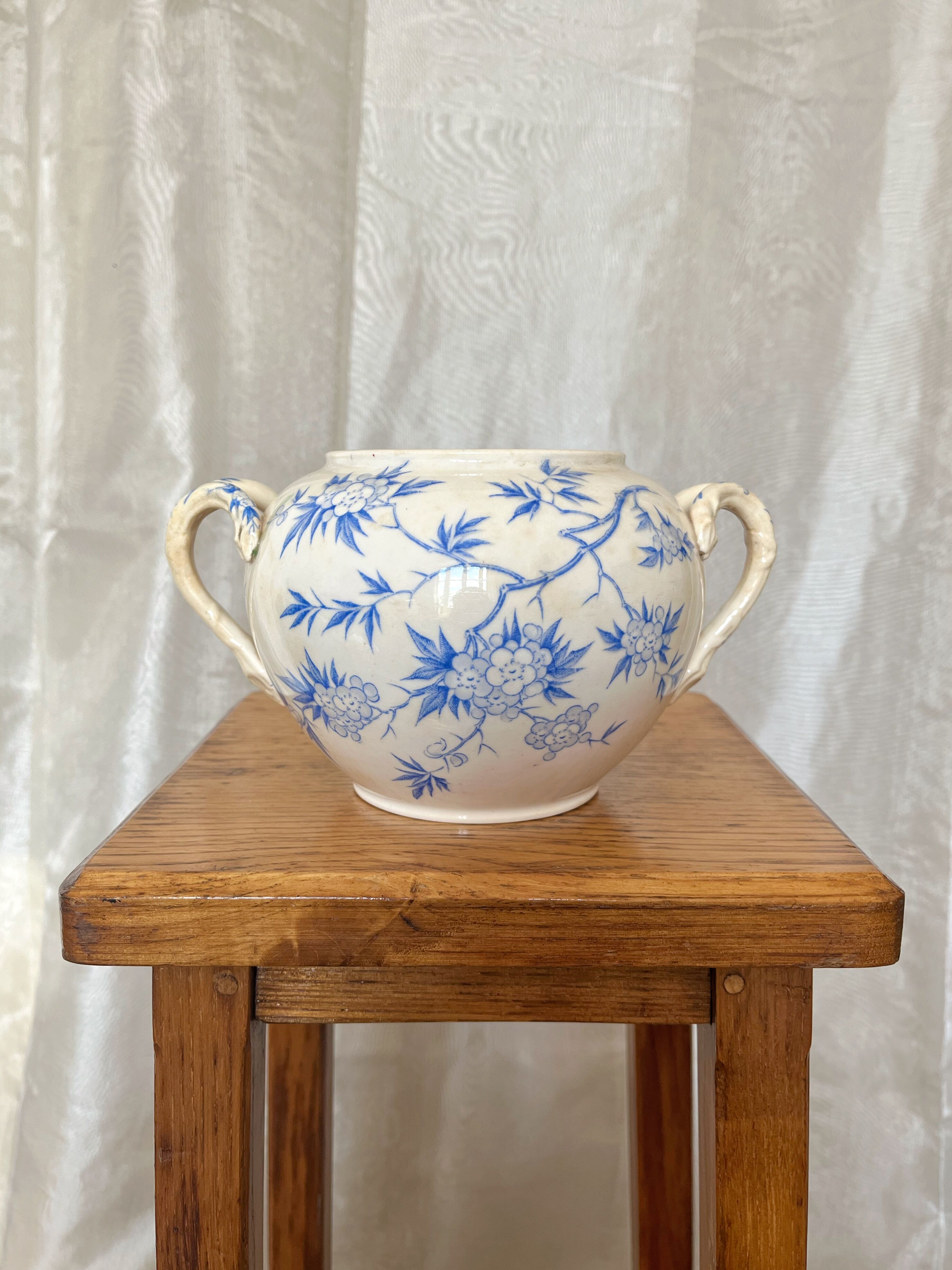 Ironstone sugar bowl with a spiky pattern, Sarreguemines, late 19th century