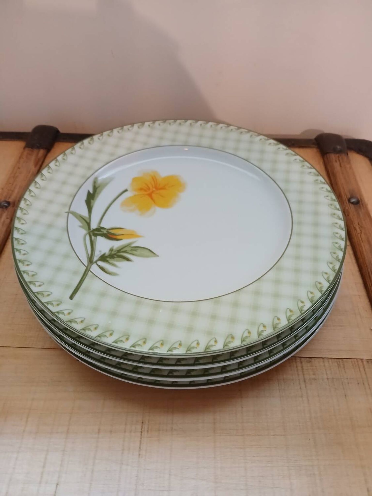 4 assiettes en porcelaine vintages