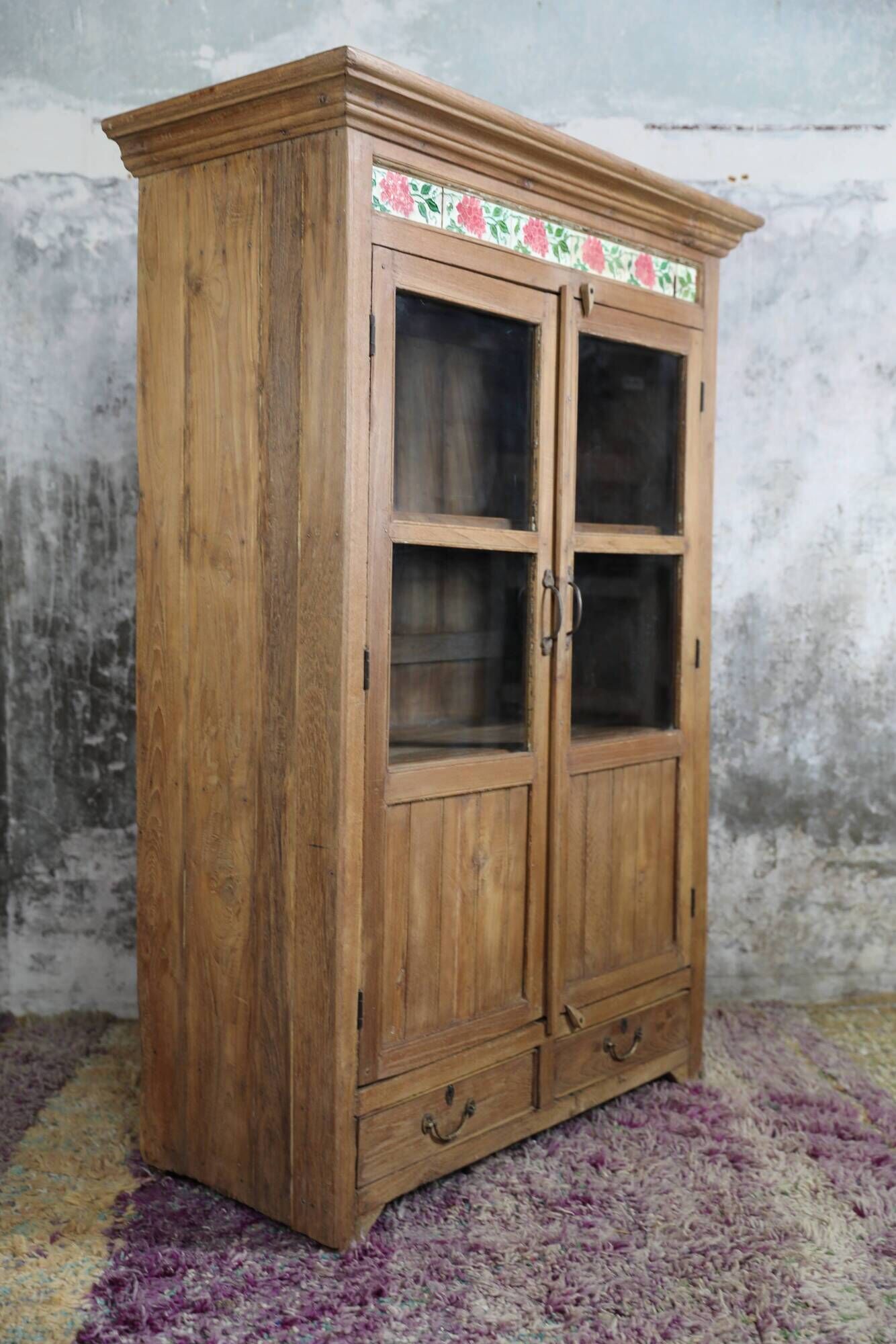Vaisselier en teck, composé de 2 portes vitrées et 2 tiroirs