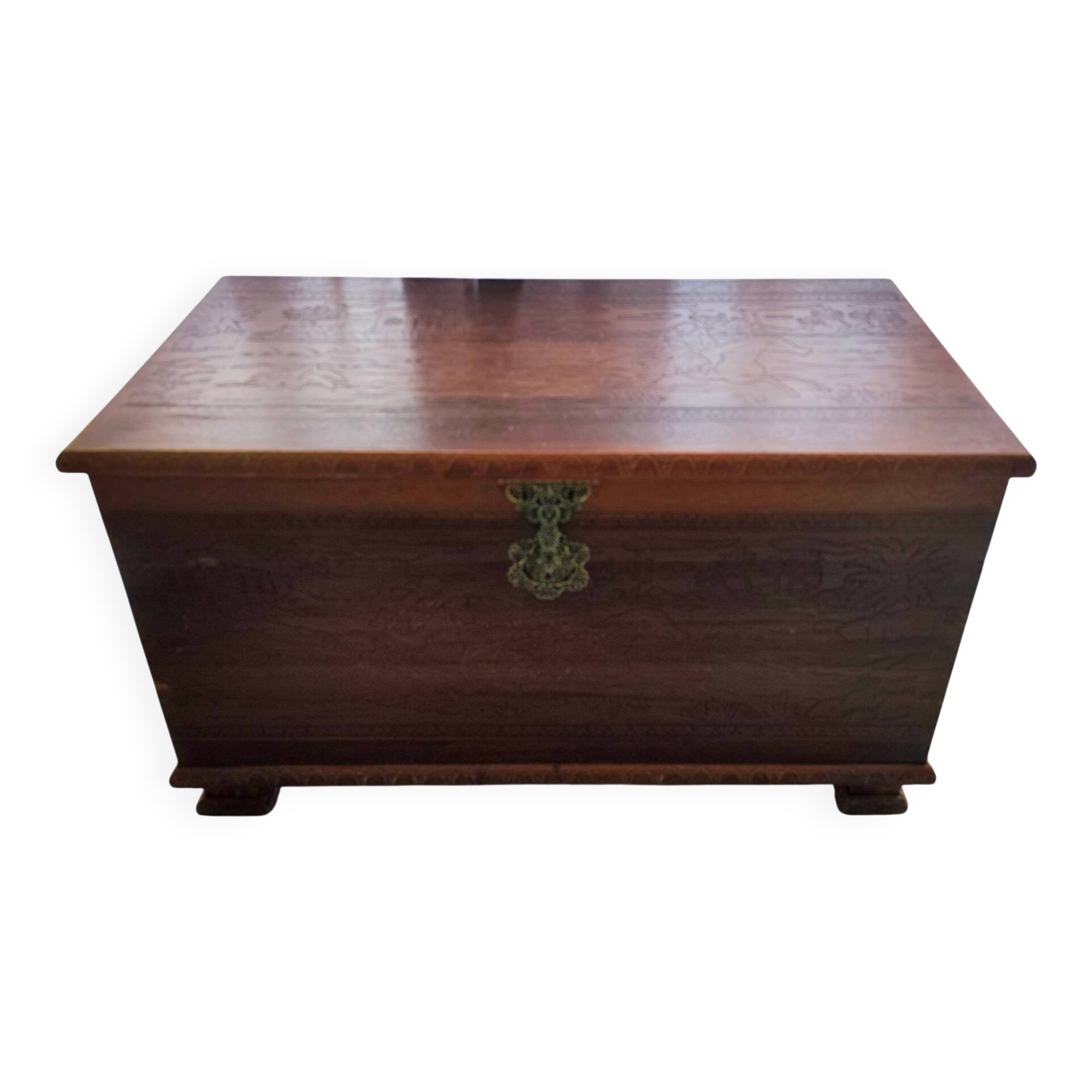Grand coffre ancien en bois de camphrier-gravé integral-100x60x48cm