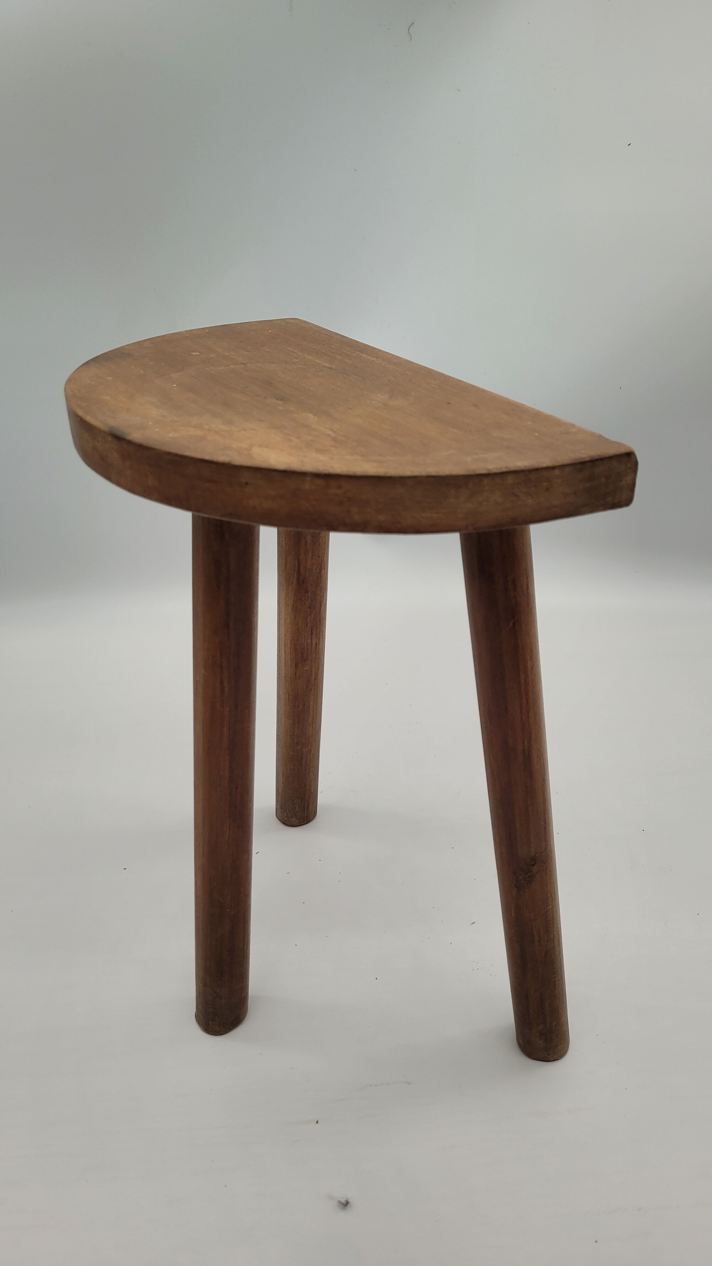 Tripod stool half moon light