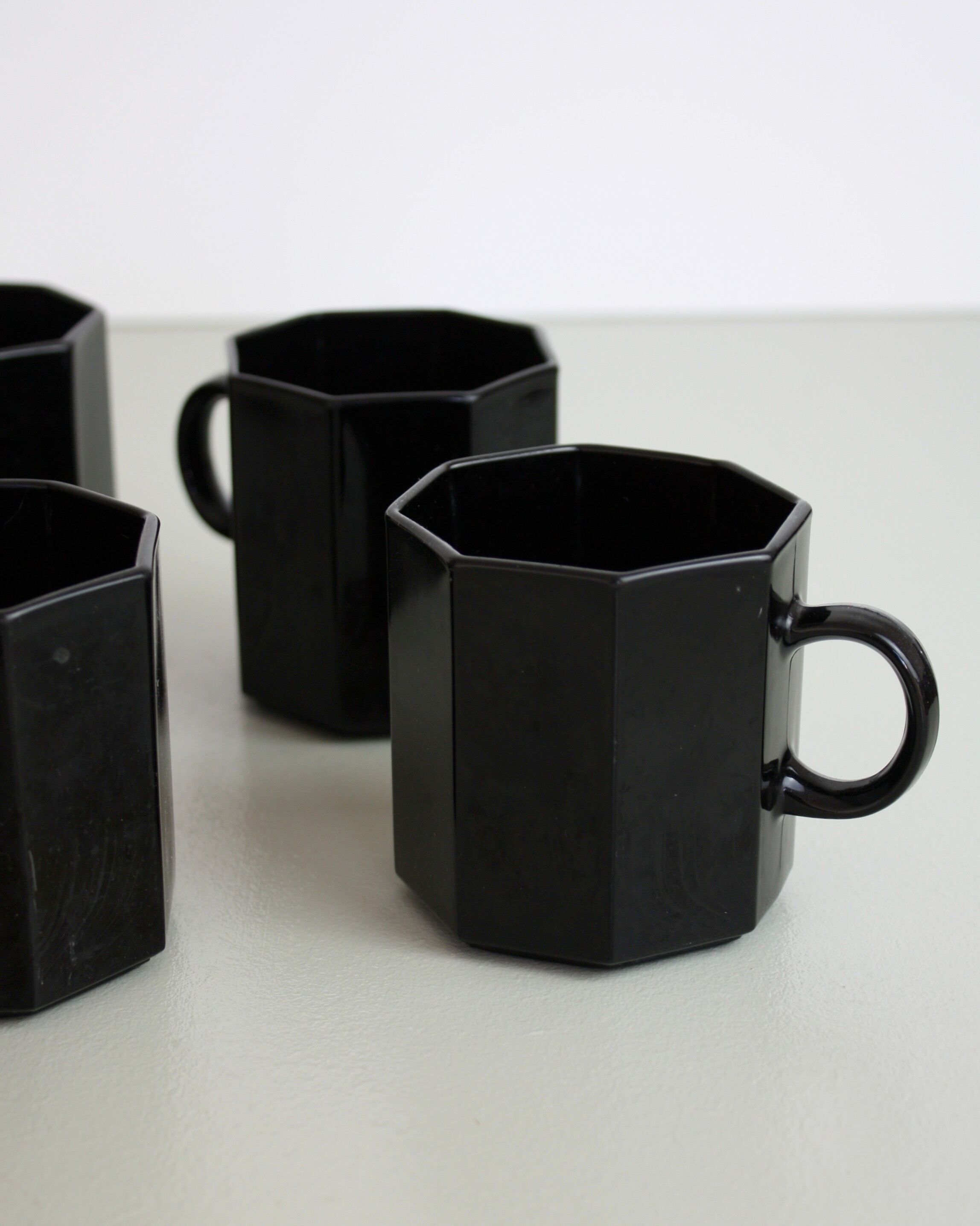 4 cups and black saucers Octime Arcoroc 80's