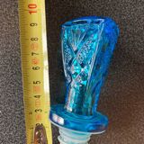 Bouteille bleue verre ciselé