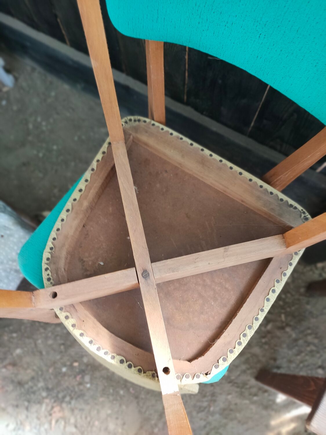 Set of 4 vintage chairs in wood and imitation blue leather dating from the 50s. Wooden structure. Seat and backrest in imitation leather 2 mint green and 2 yellow. Seating dimension: 46 cm. Good state of conservation, some traces of wear.
